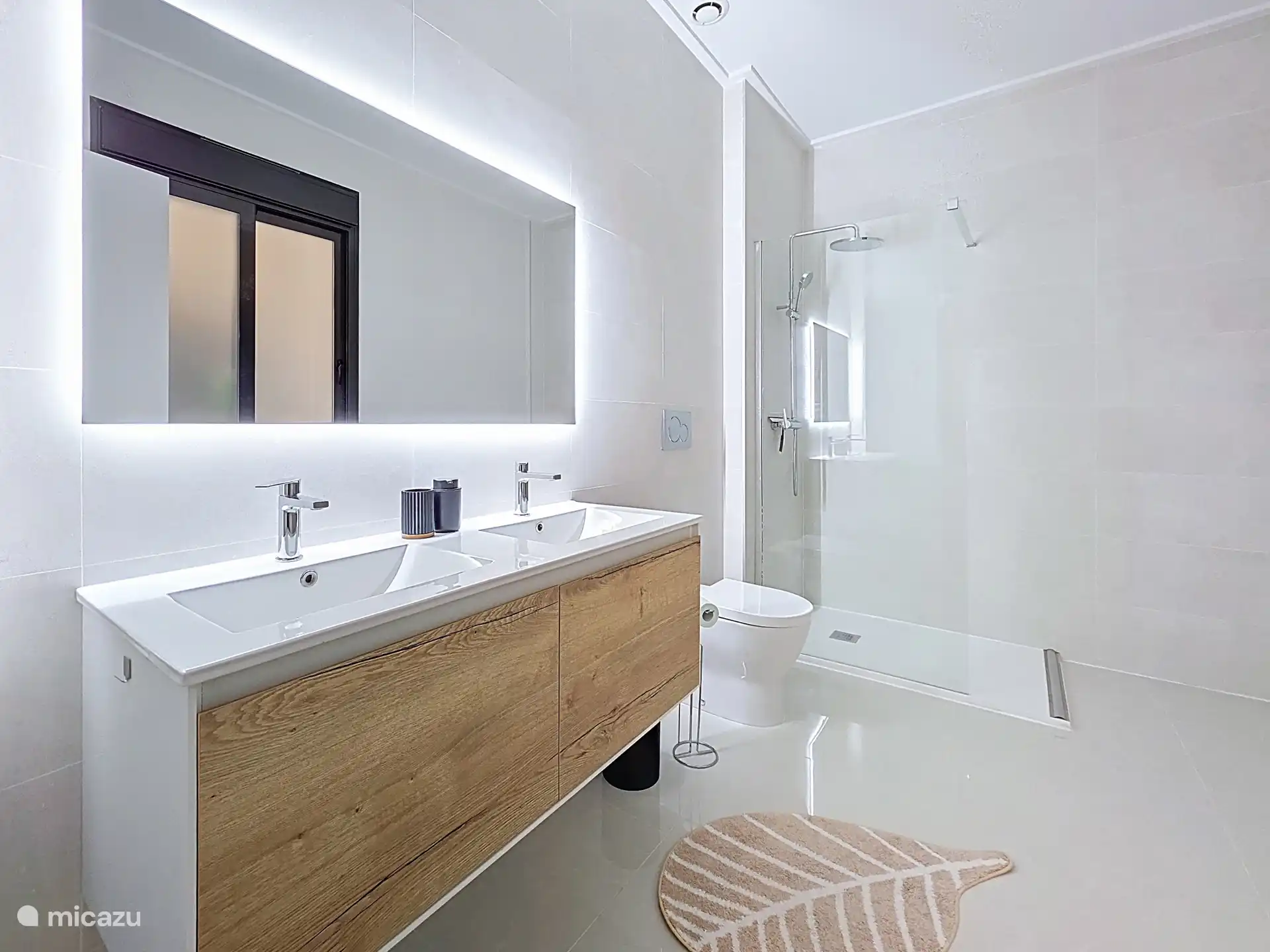 Badkamer 1
Douche, wastafel, toilet