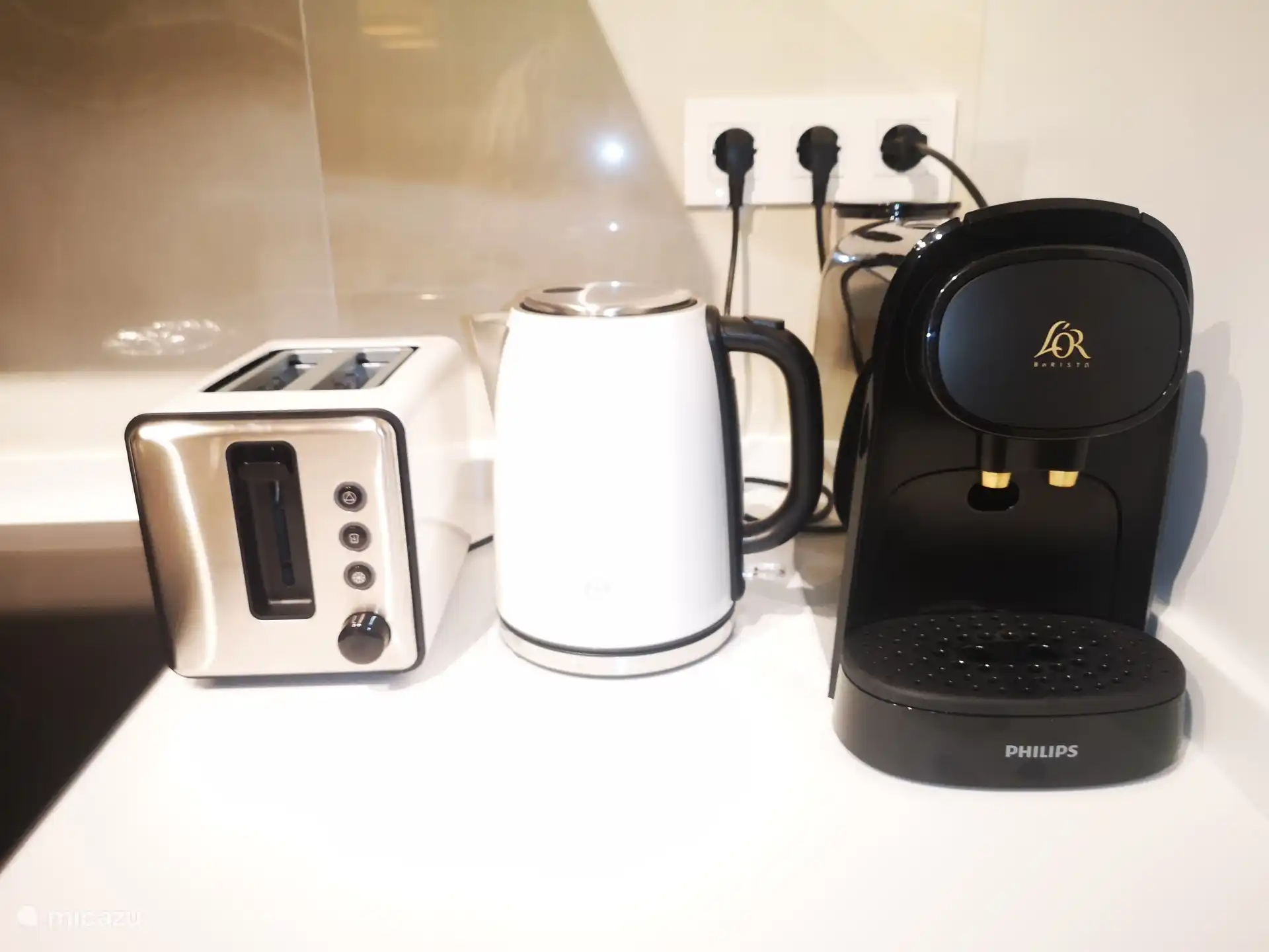 Tostadora, tetera, máquina de espresso (tazas L'Or)