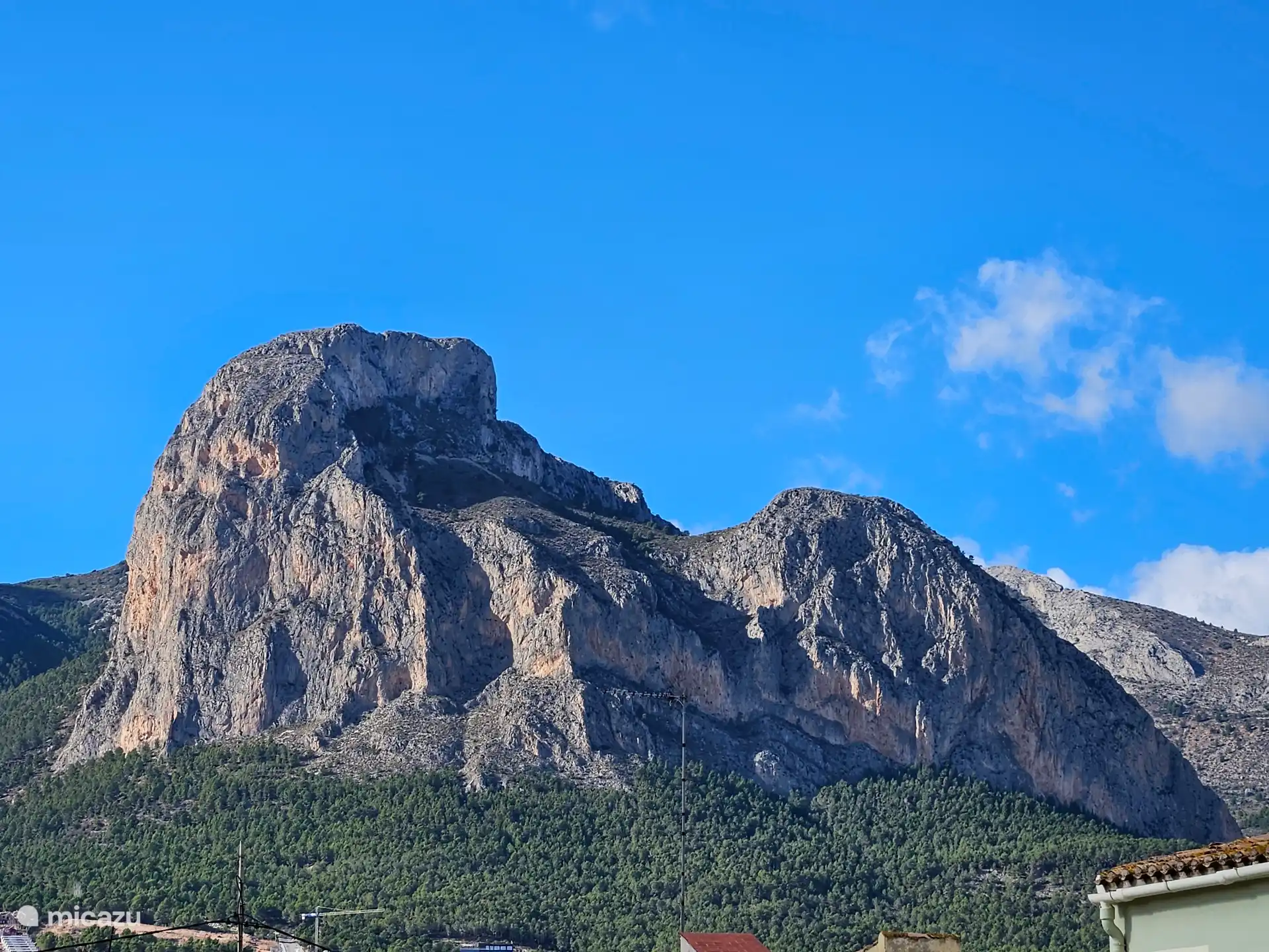 Leon Dormido, el 'León Durmiente', montaña justo detrás de la villa