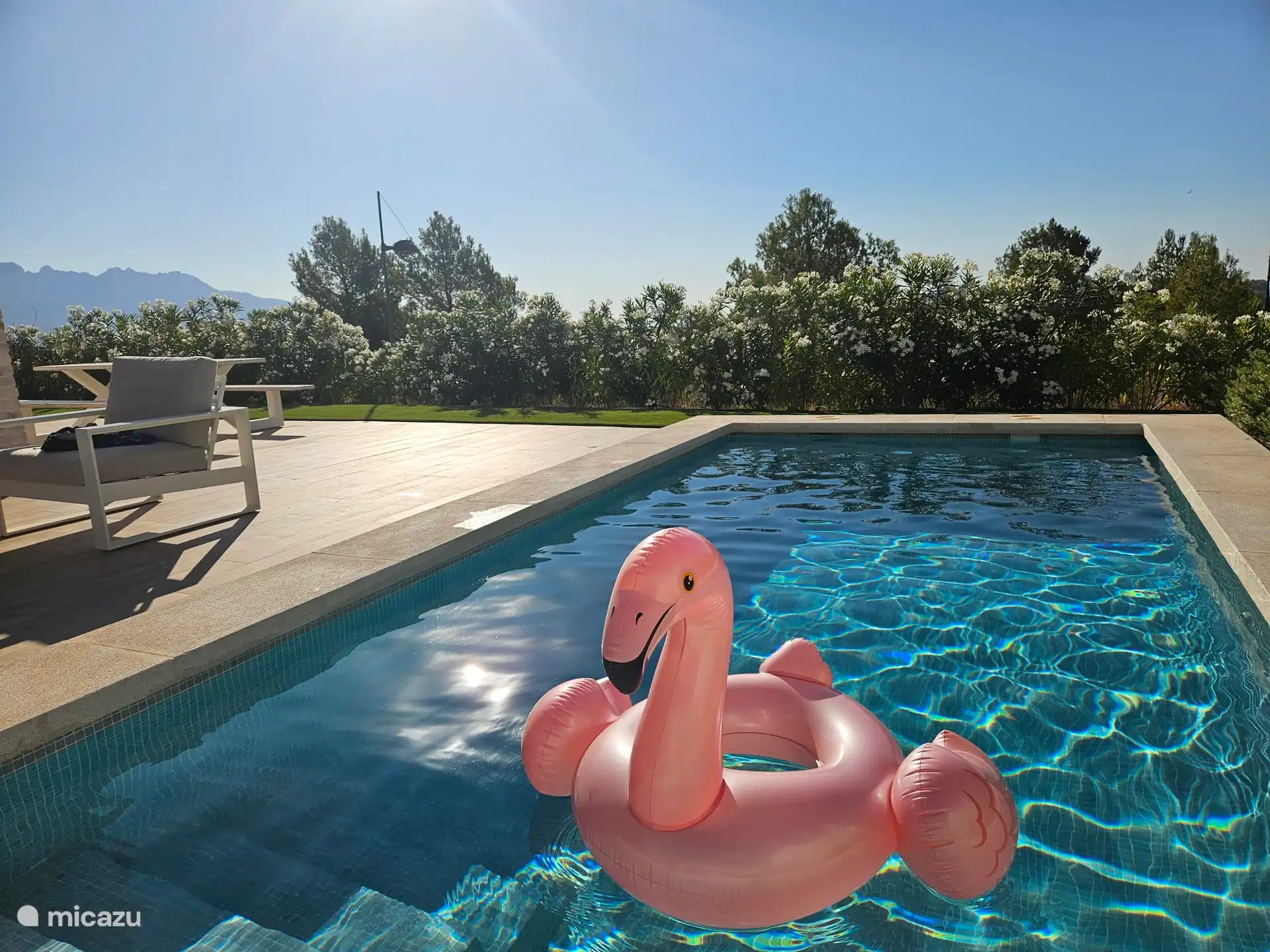 Piscina con vistas a la montaña
