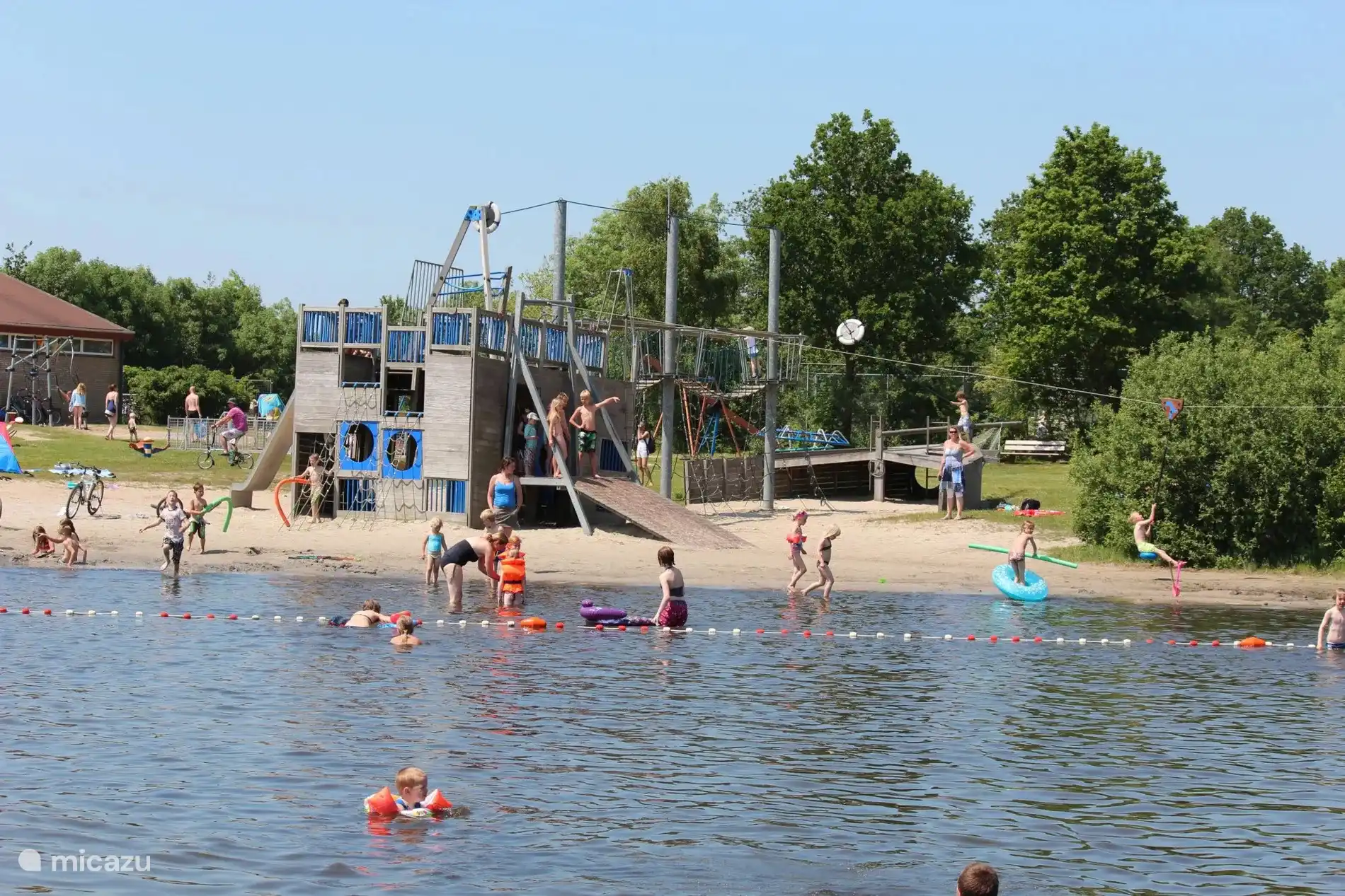 Speeltuin aan een van de strandjes, met veilig zwemgedeelte in de fluessen.