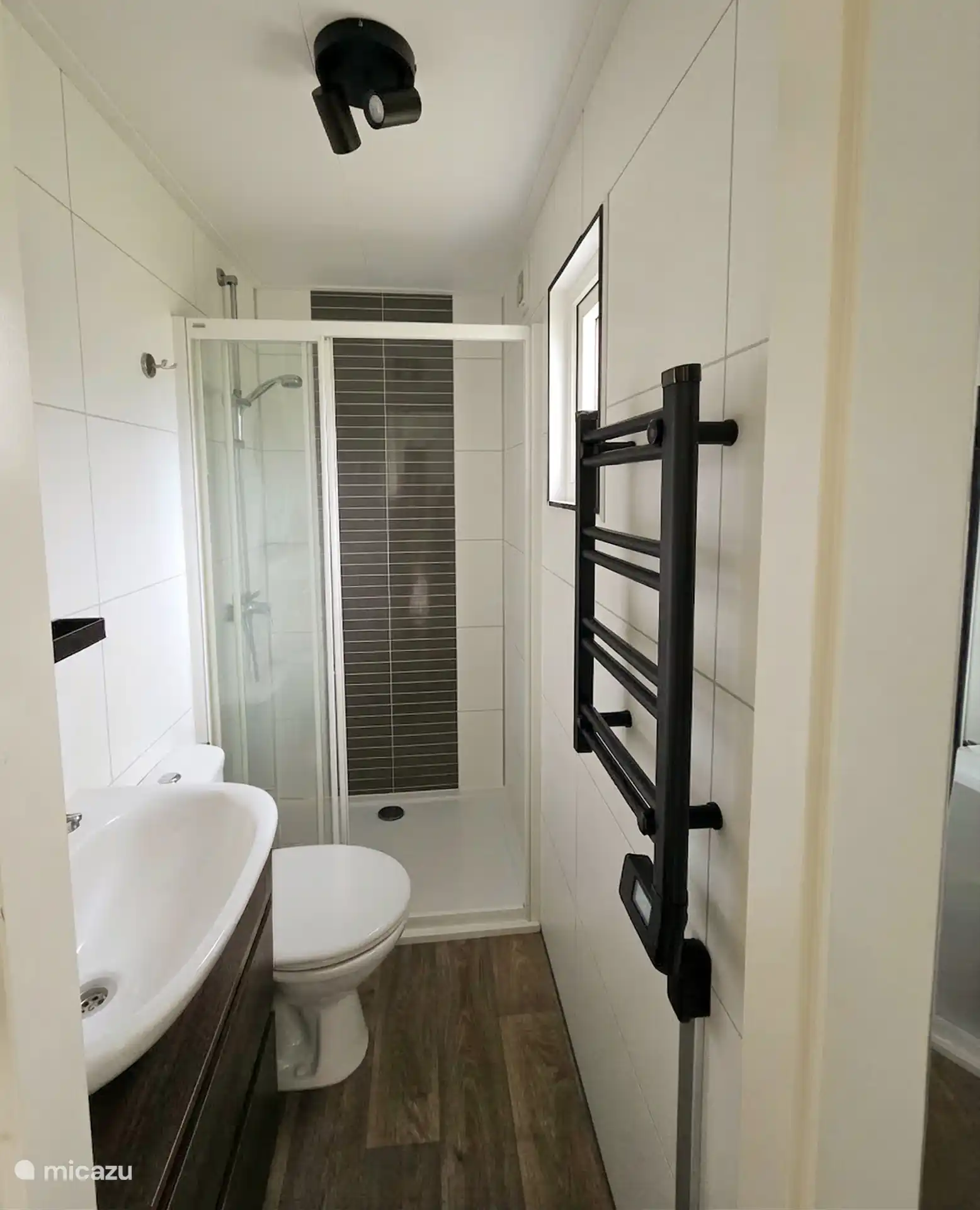 Badkamer met inloopdouche en verwarmde handdoekenrek