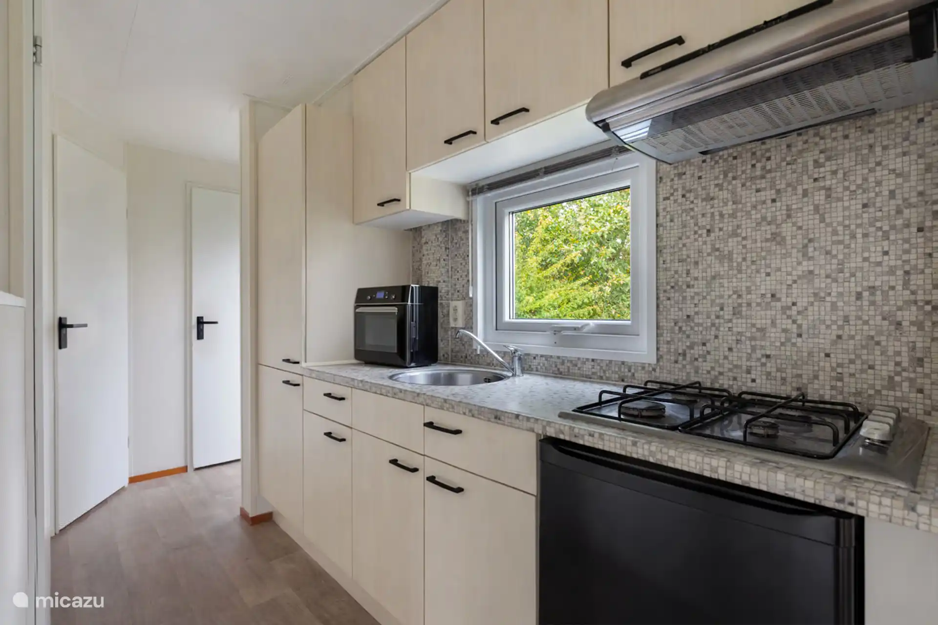 Volledig uitgeruste open keuken