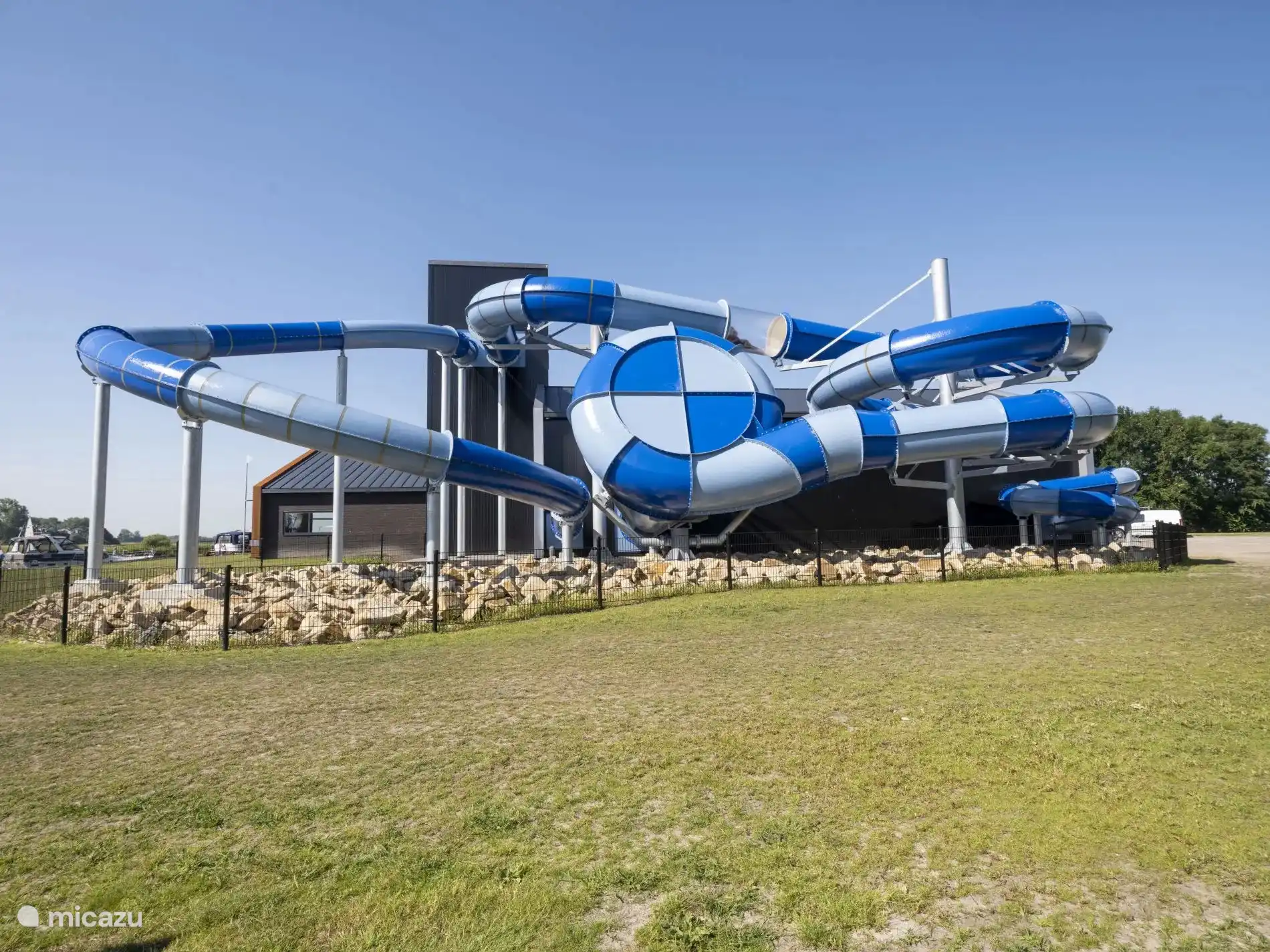Binnenzwembad met glijbanen op het park