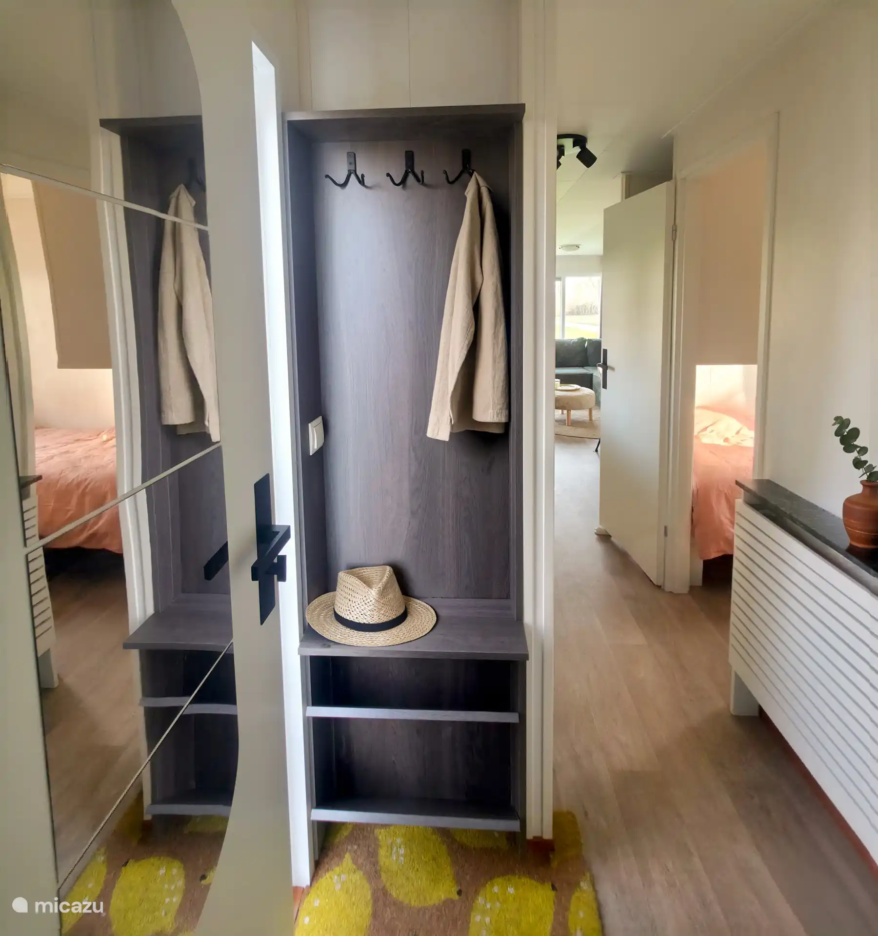 Hal met garderoberuimte