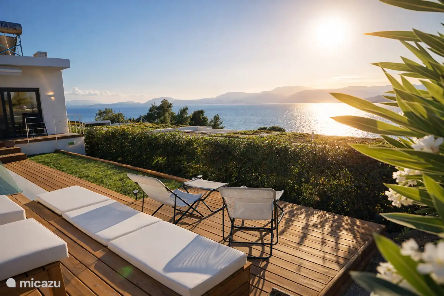 La vue vierge de la mer Ionienne et des montagnes de l’île de Lefkas