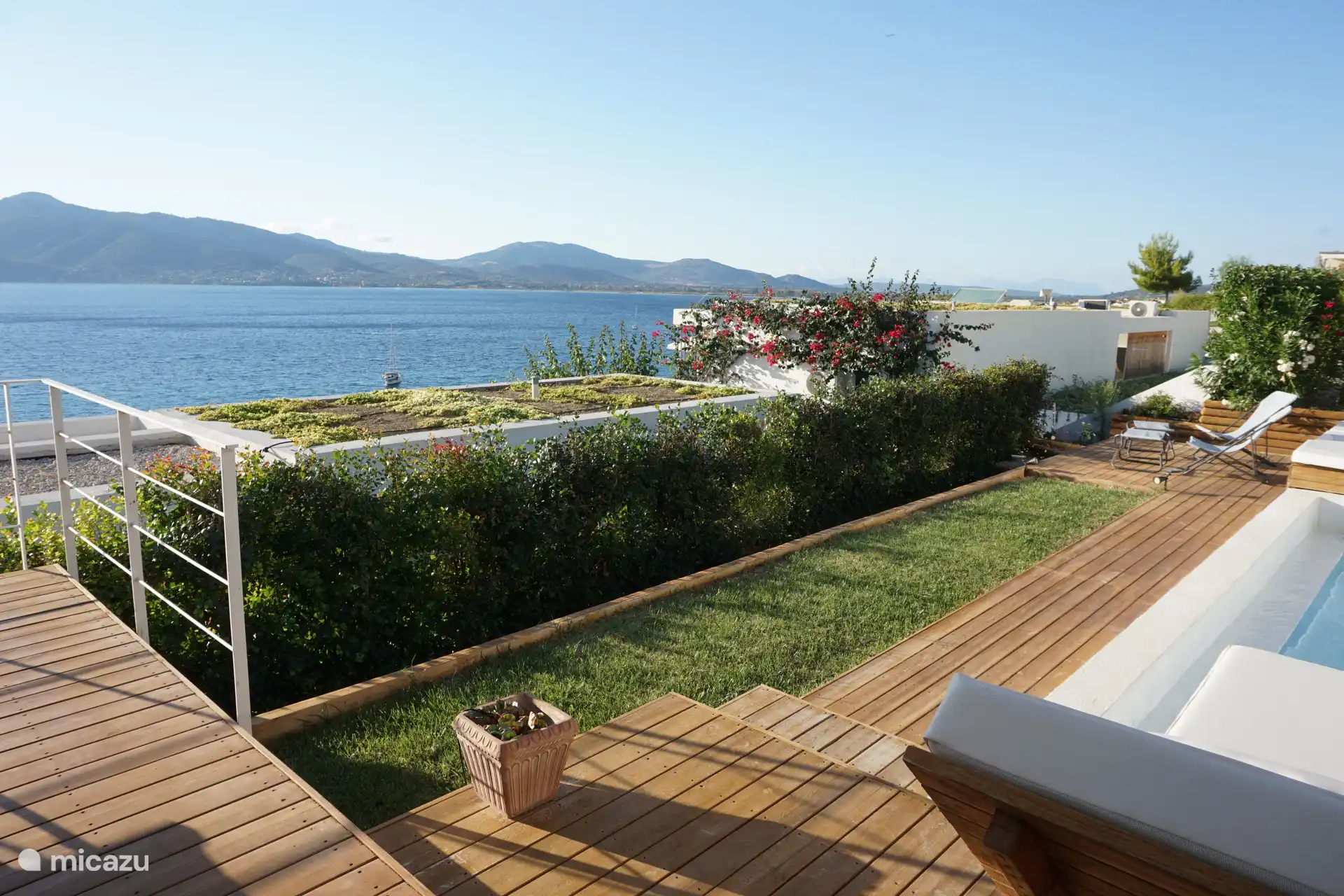 Het kleine tuintje bij het zwembad 