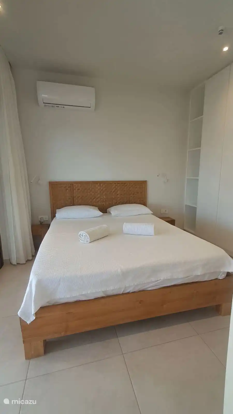 De andere logeerkamer met het queensize bed