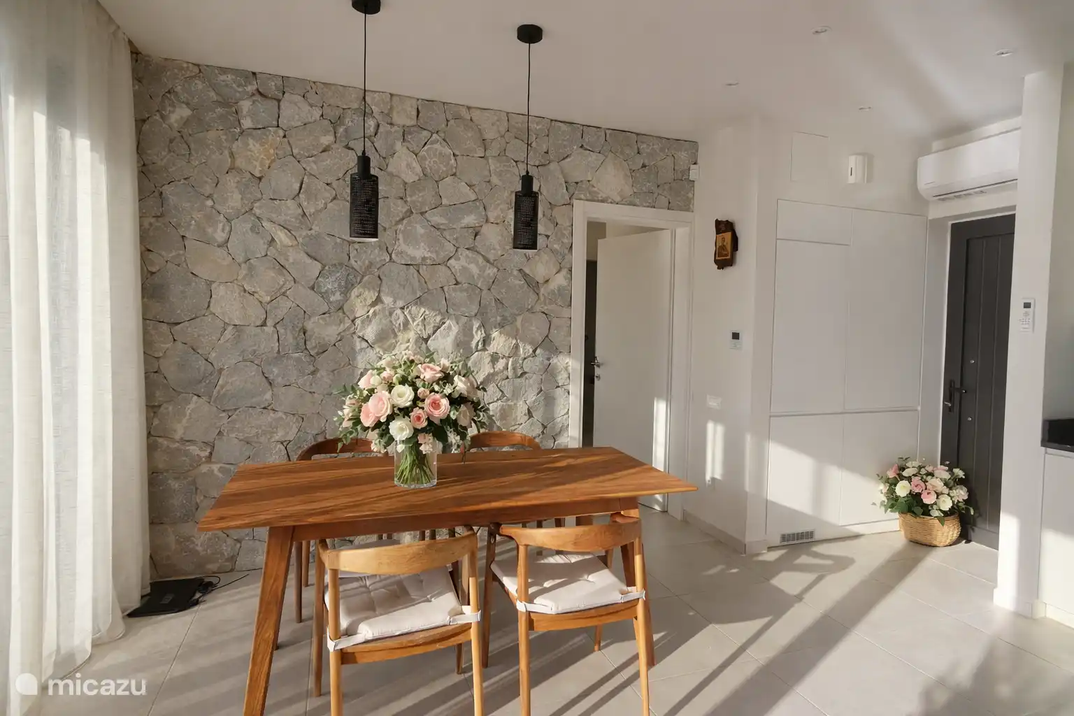 Table à manger dans le salon 