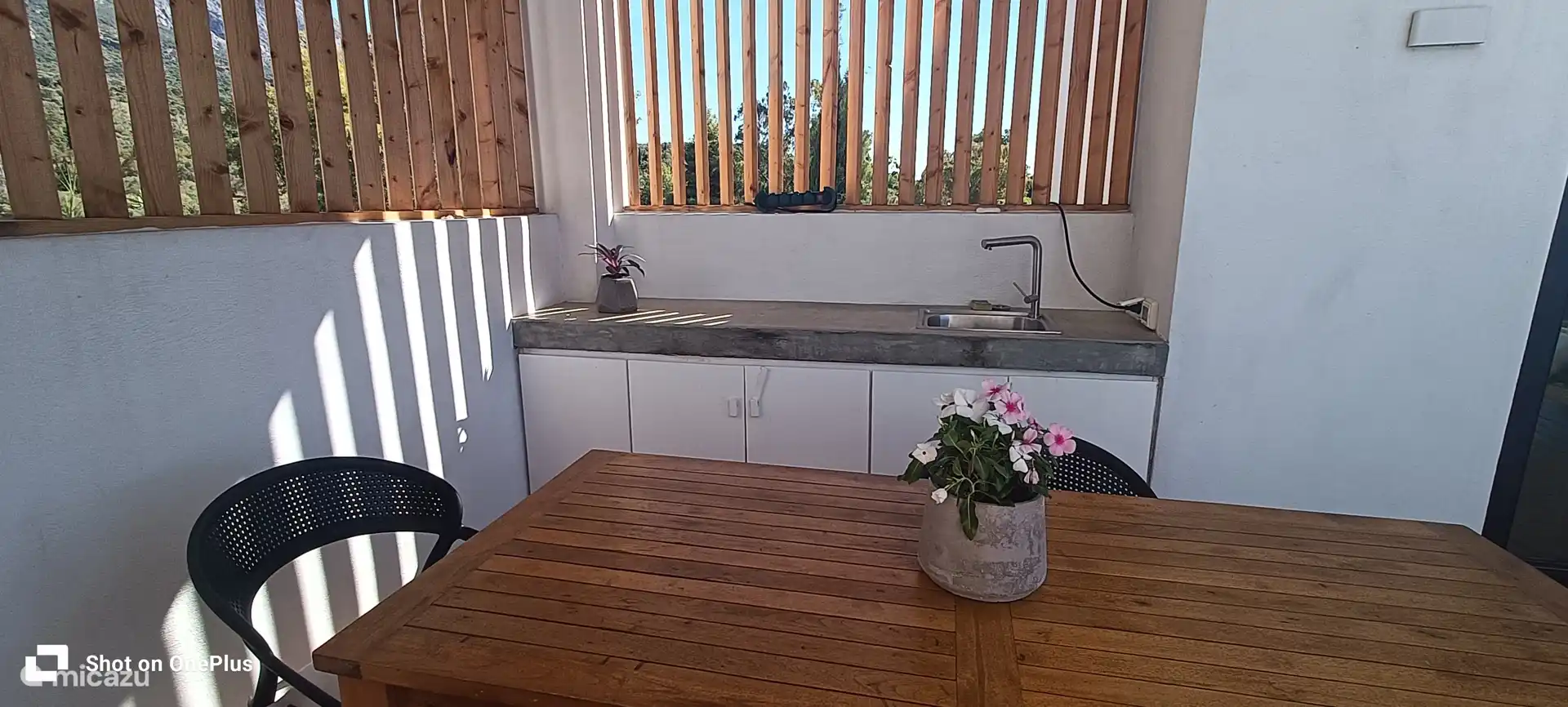 Buiteneetruimte met het prachtige uitzicht op de Paleros-bergen 