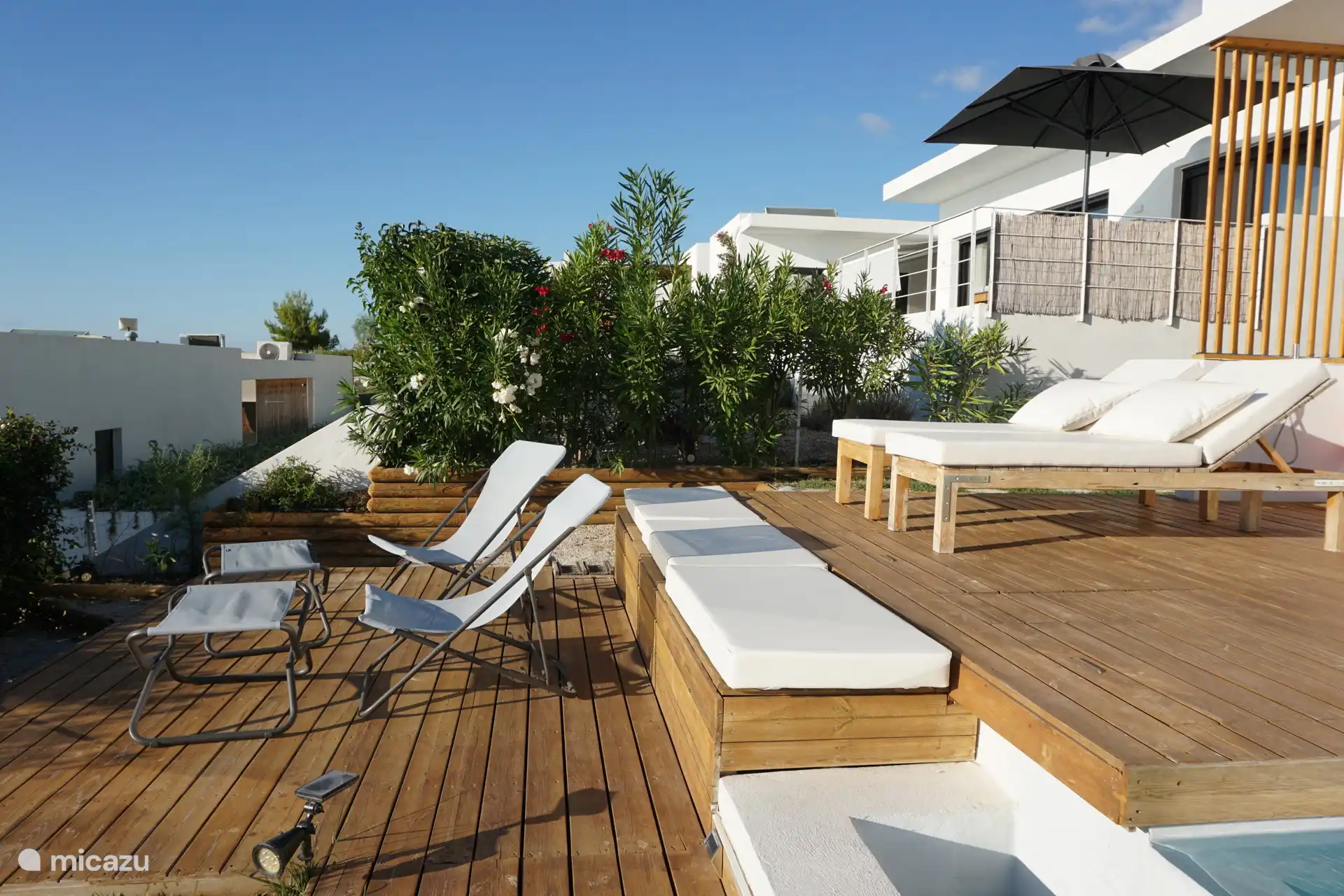Uitzicht op het terrasgedeelte vanuit de slaapkamers van de gasten