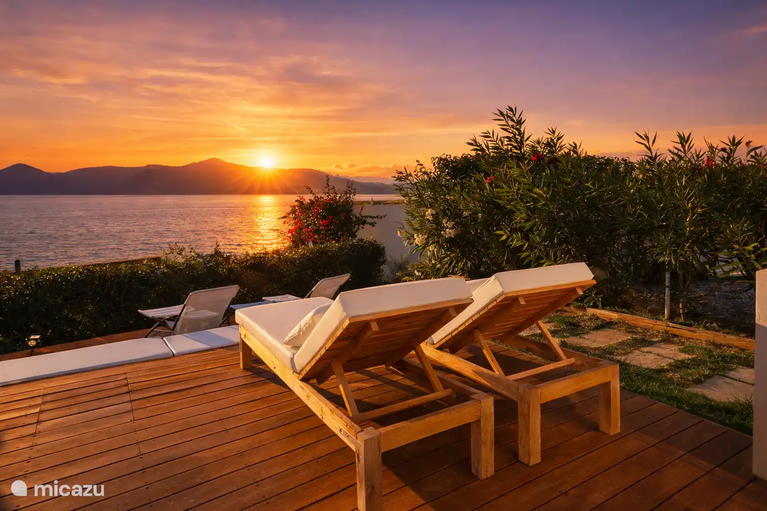 Vues incroyables sur la mer et les montagnes de Lefkas, ville de Nidri