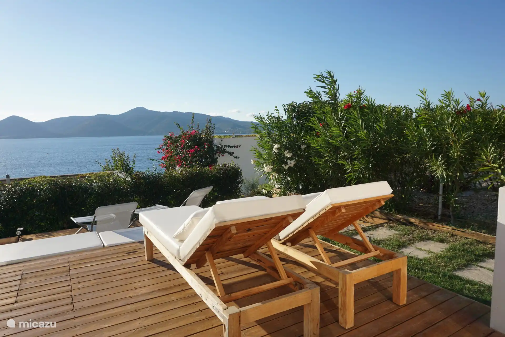 Het uitzicht op de baai van Paleros 