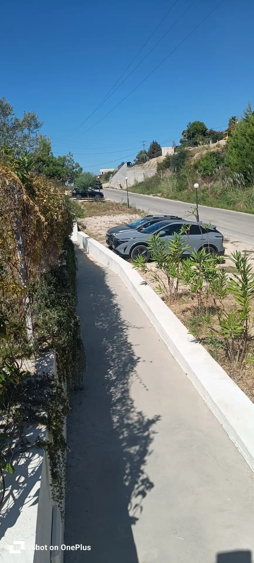 Parkeerplaats en helling om de villa te bereiken 