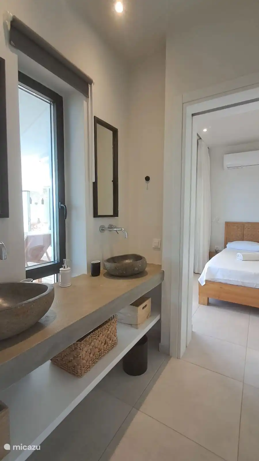 Het toilet wordt gedeeld tussen de twee gastenkamers, een dubbele wastafel en twee spiegels, evenals een apart toilet