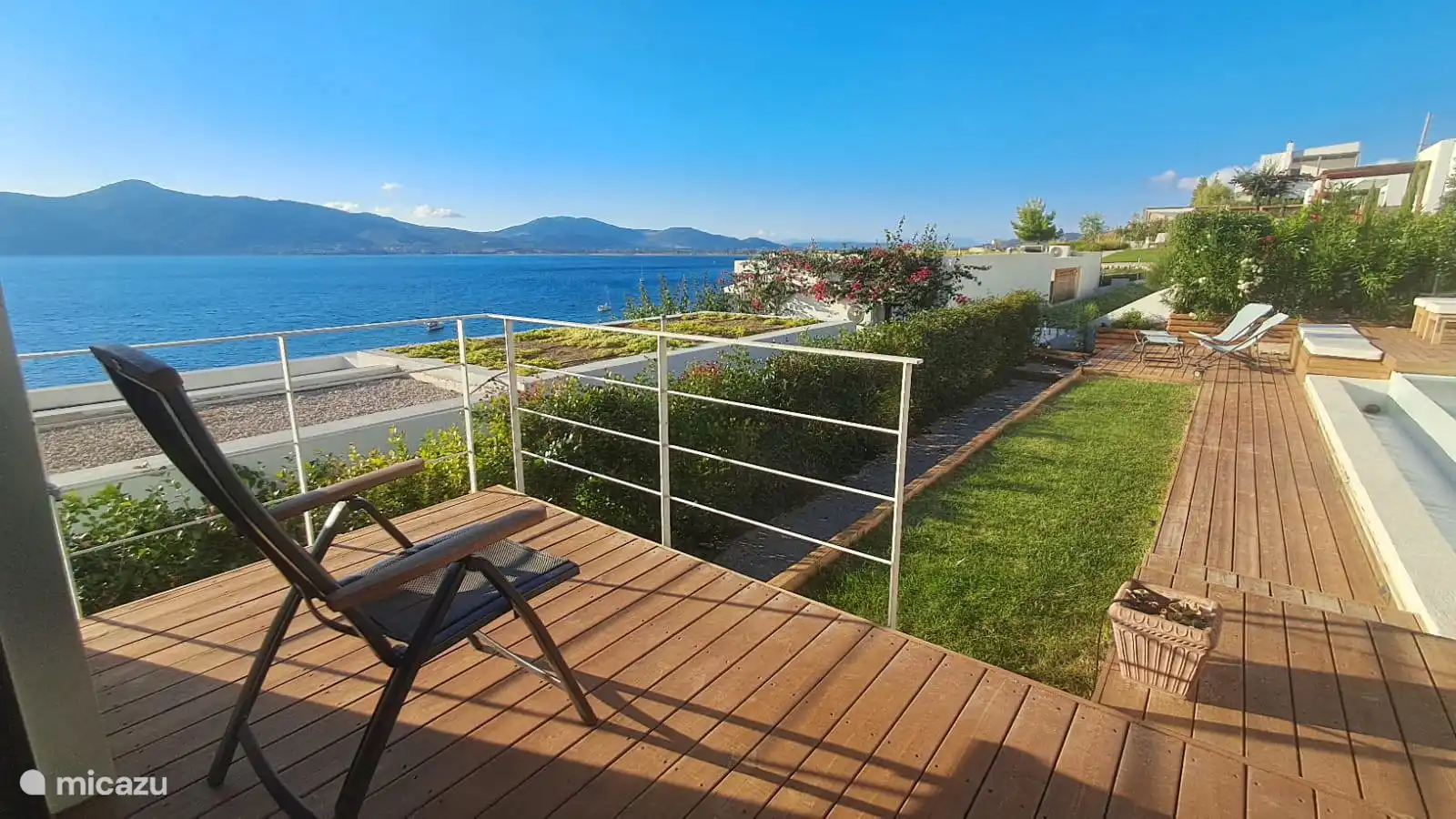 Het uitzicht vanuit de logeerkamer, totale privacy dankzij de grote Griekse oleanders 