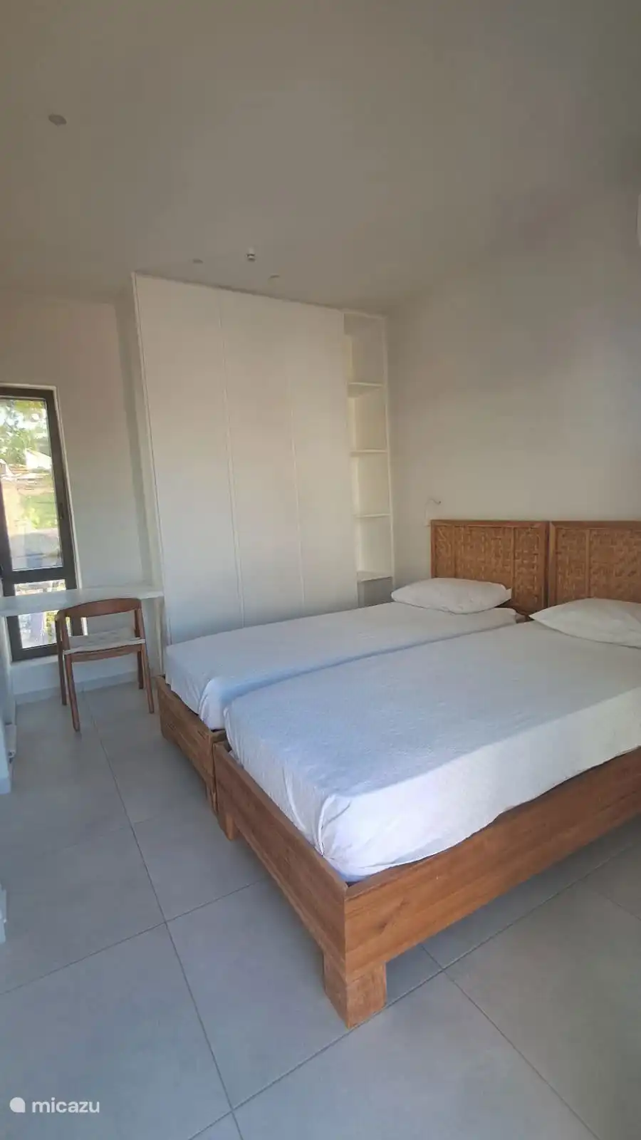 De logeerkamer met 2 eenpersoonsbedden die aan elkaar kunnen worden gekoppeld indien gewenst. 