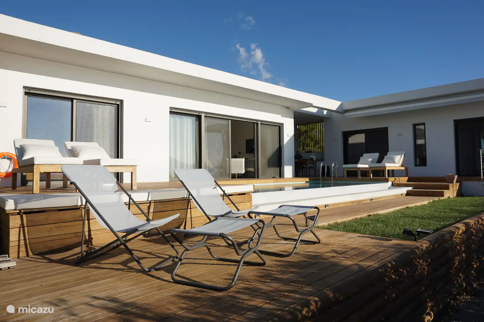 Uitzicht op het hoofdgebouw en de slaapkamers van de gasten rechts