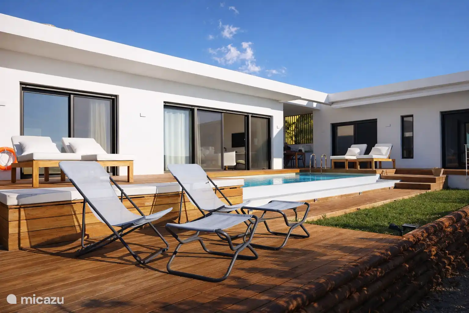 Bâtiment principal à gauche et chambres d’invités à droite