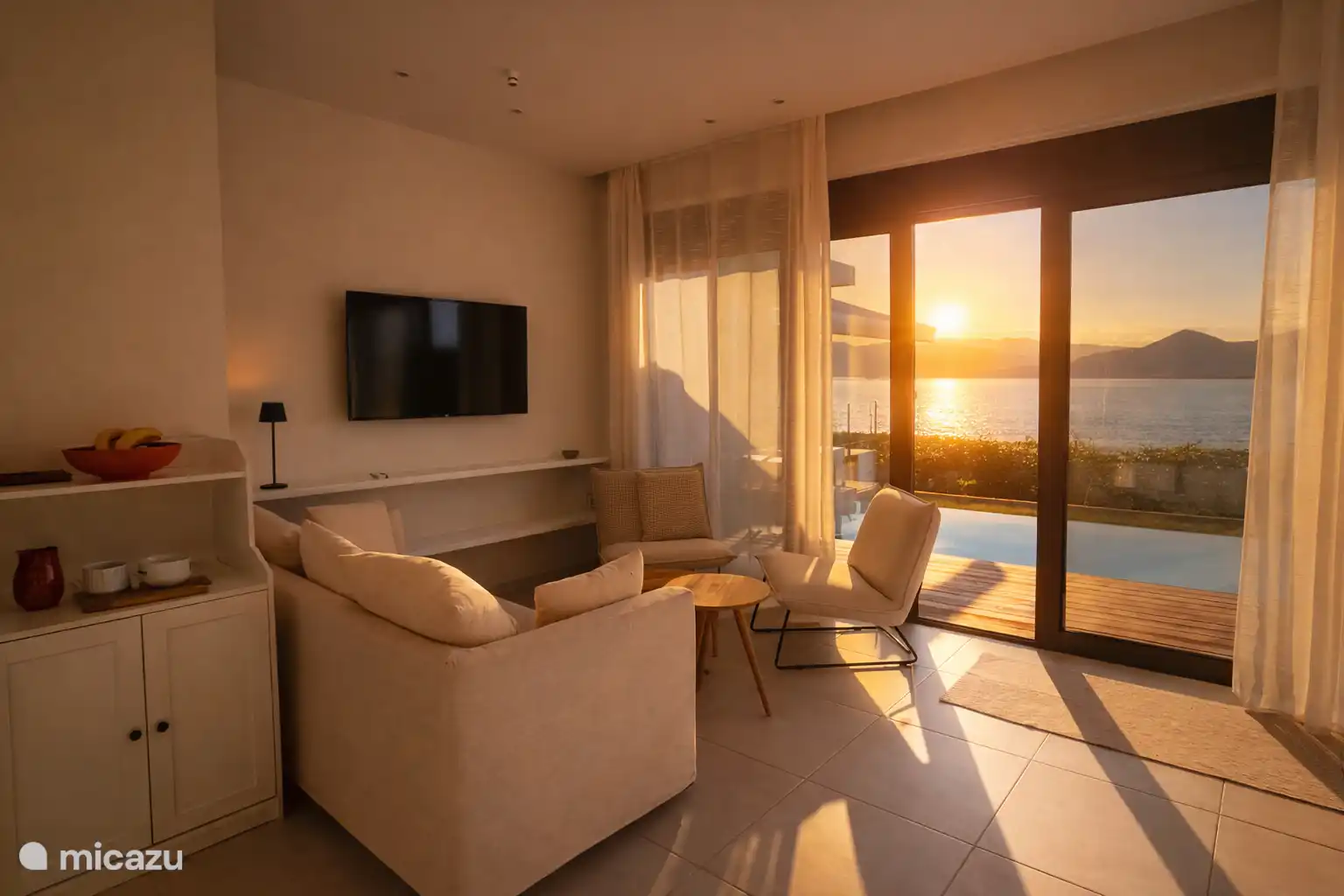 Coin douillet du salon avec le début de l’heure dorée 