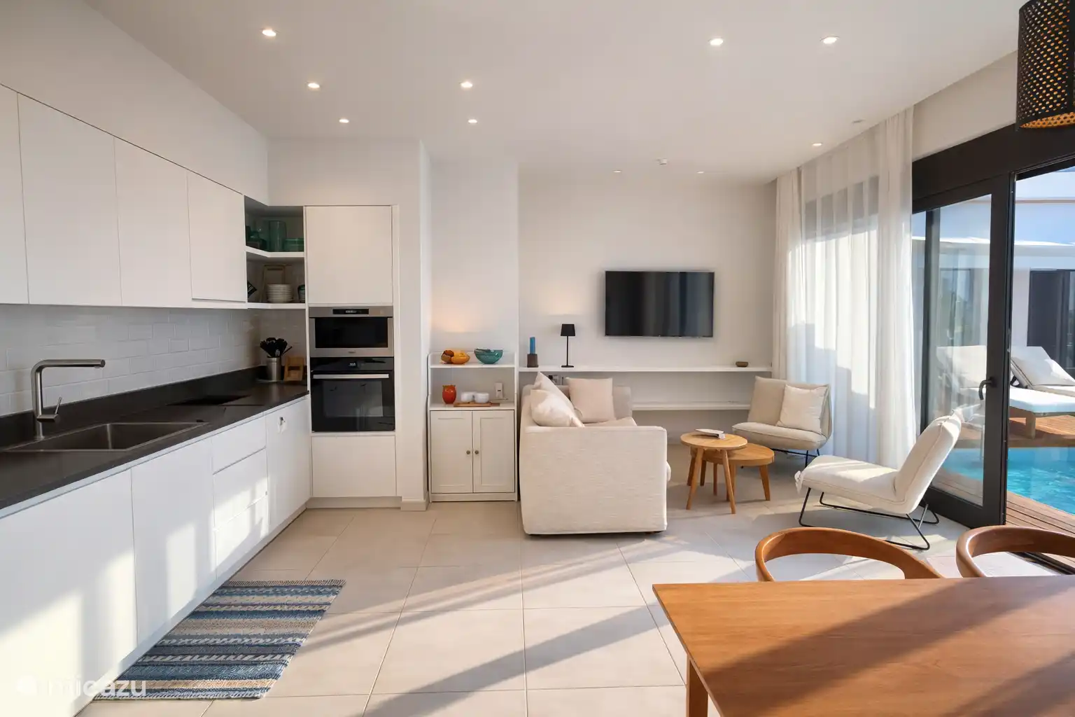 Le salon et la cuisine à aire ouverte lumineux 