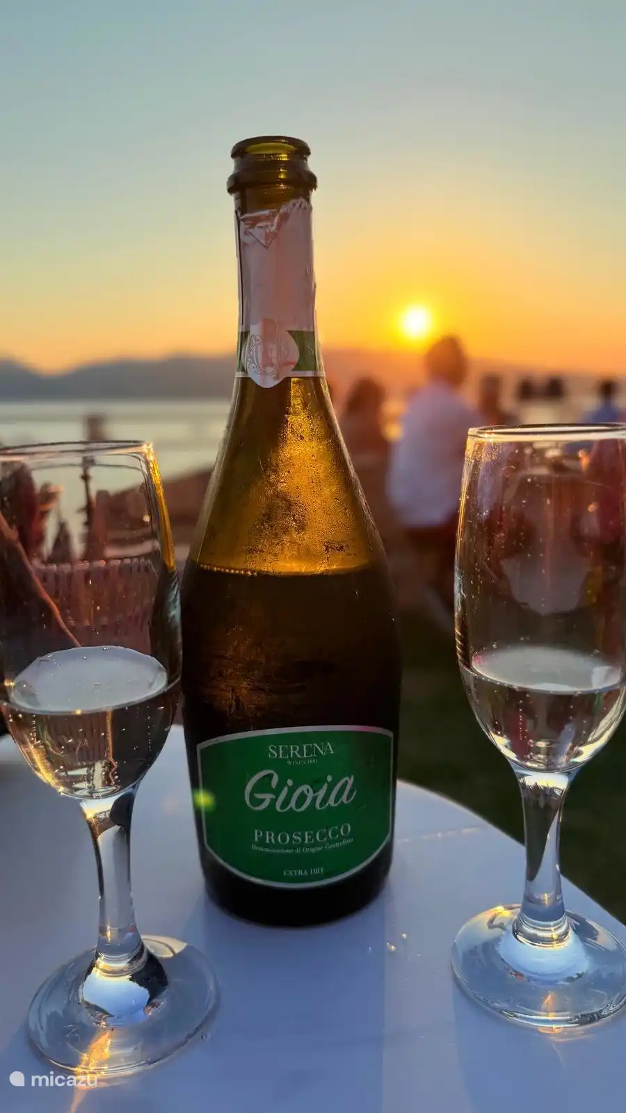 Geniet van een Prosseco terwijl je naar de zonsondergang kijkt in Senso Mare - op loopafstand van de villa 