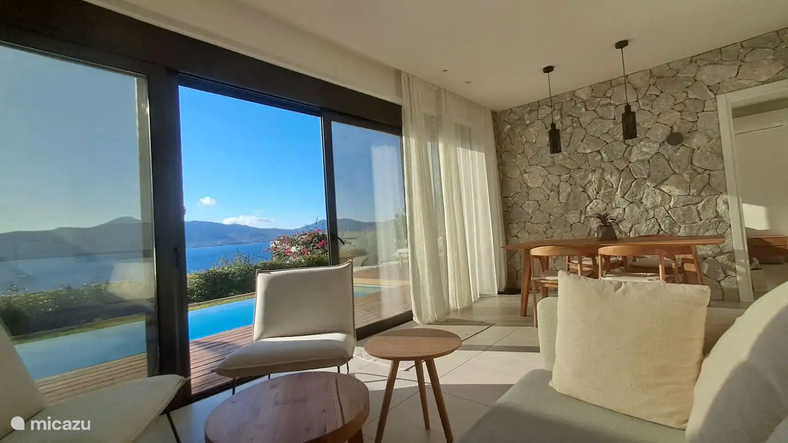 Eettafel en stoelen in de woonkamer 