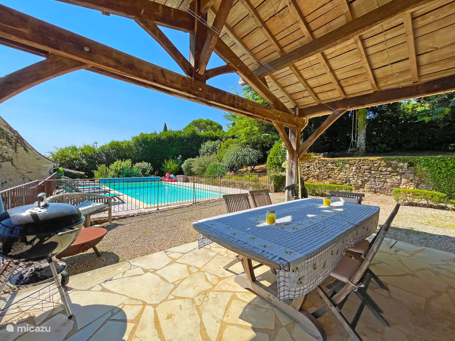 Overdekt terras met barbecue