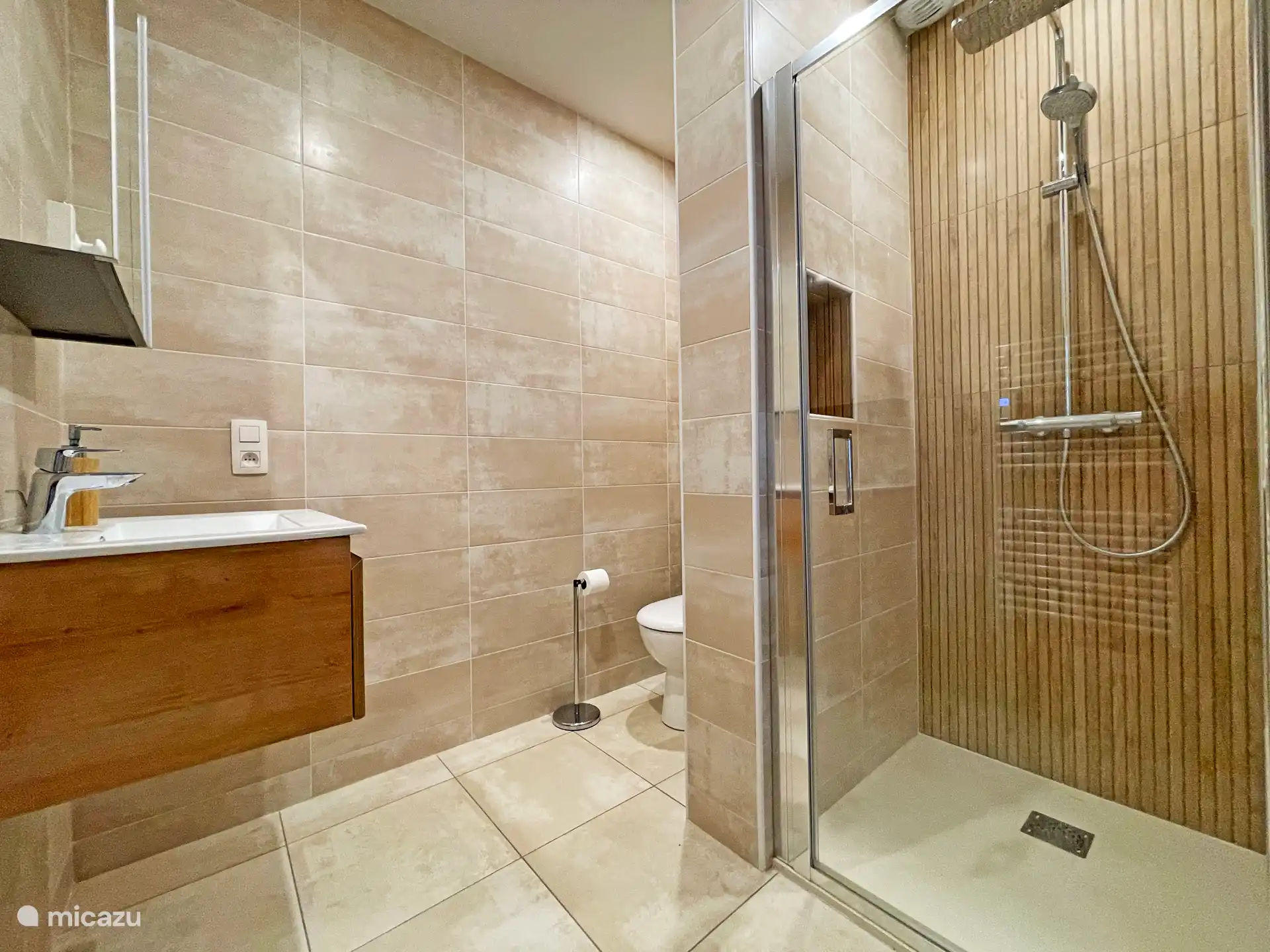 Eigen badkamer met douche, dubbele slaapkamer