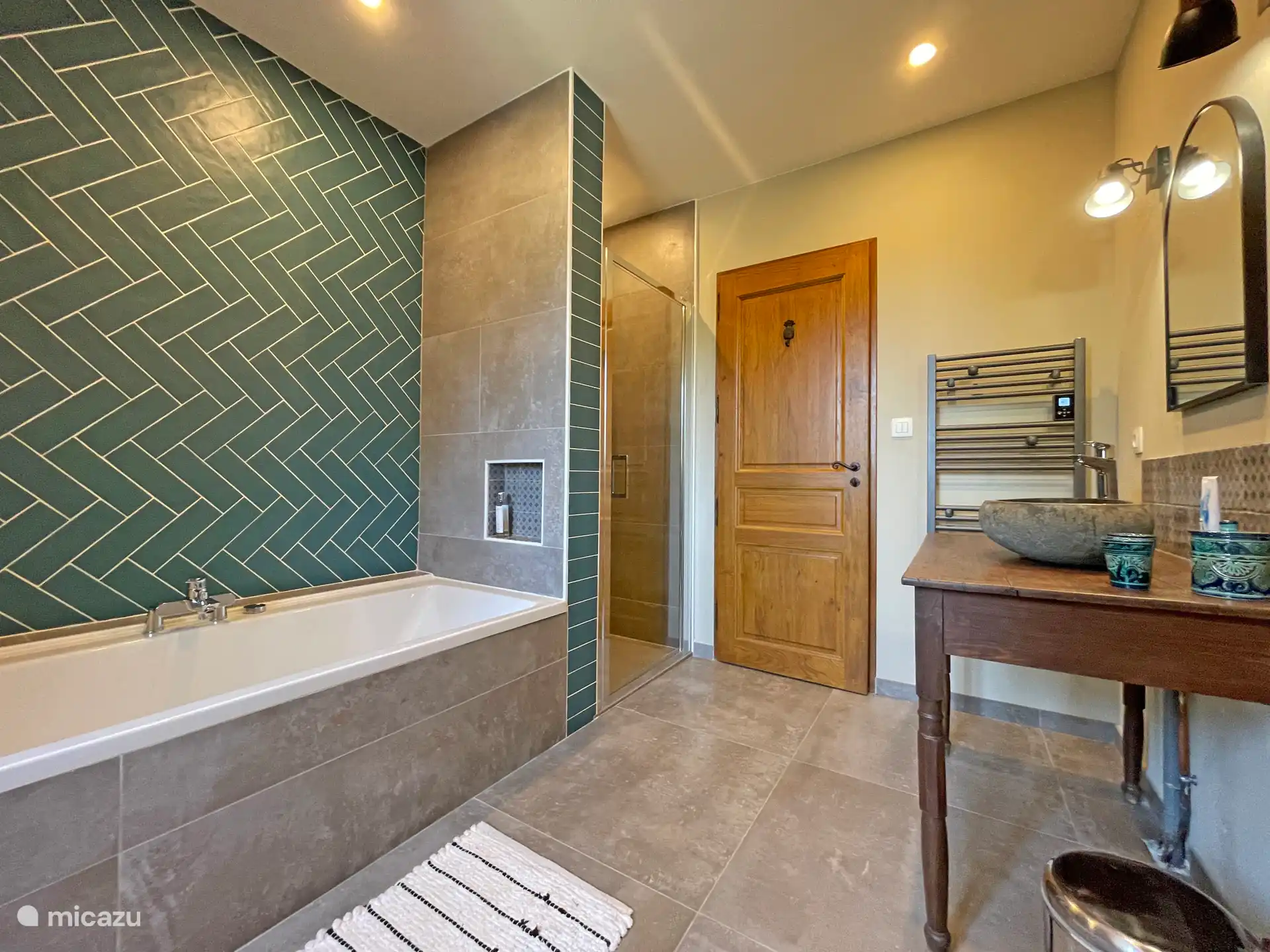 Boven - badkamer met douche en bad