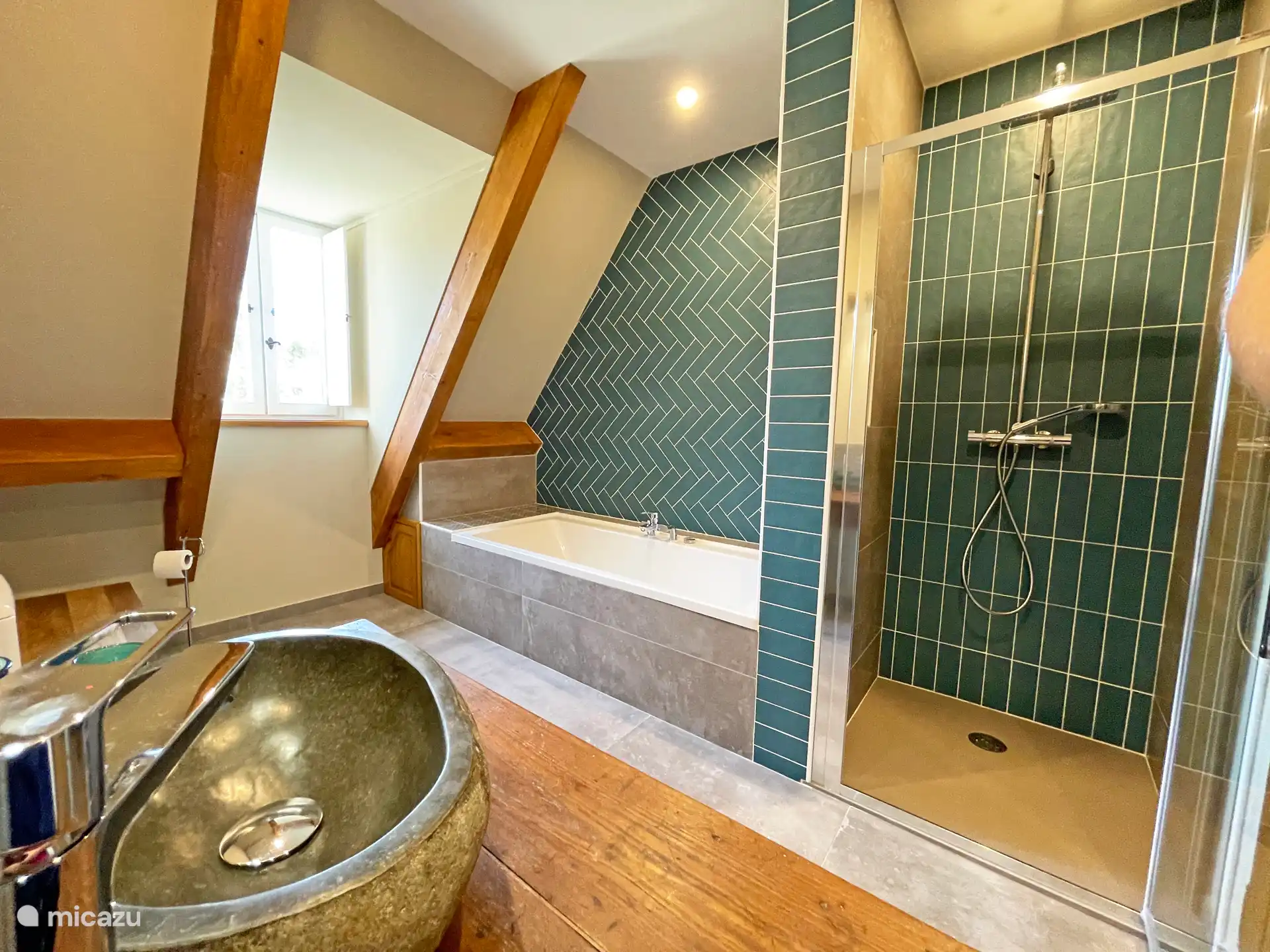 Badkamer met douche en bad