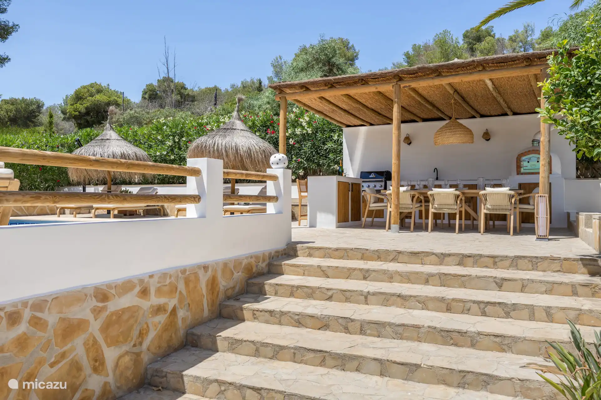 Dies ist die Außentreppe zwischen beiden Etagen zum und vom Pool und der Außenküche