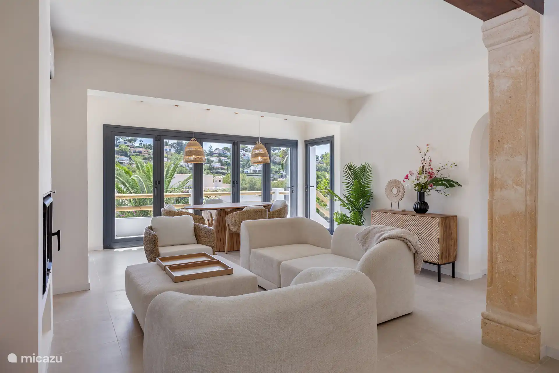 Wohnzimmer im Ibiza-Boho-Stil eingerichtet. Das natürliche Licht macht diese Villa sehr angenehm und angenehm. Übrigens, jeder Raum hat dieses Licht!