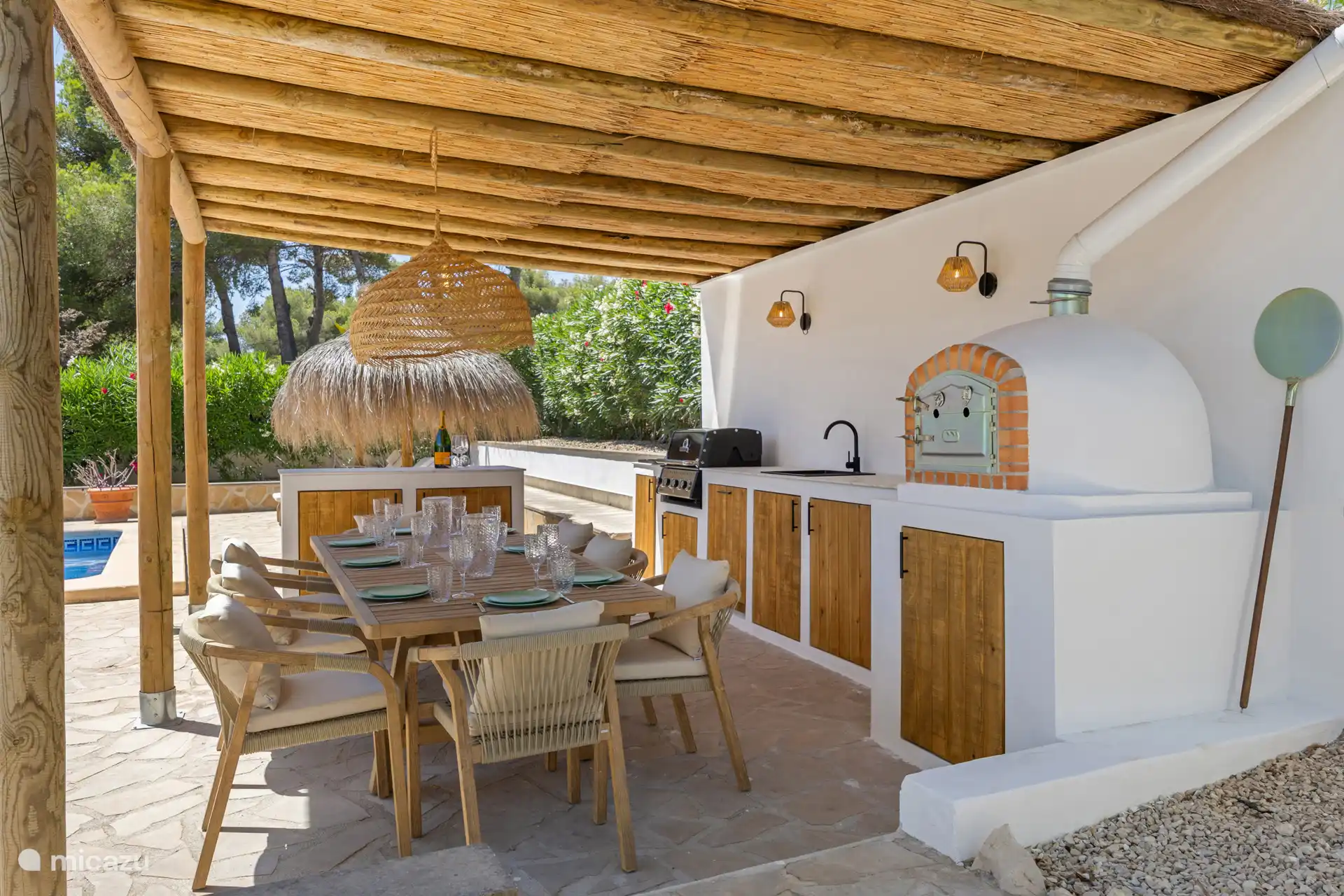 Eine herrliche überdachte Terrasse mit voll ausgestatteter Ausstattung. Außenküche. Vom BBQ-Grill über Pizzaofen bis hin zur Spülmaschine!