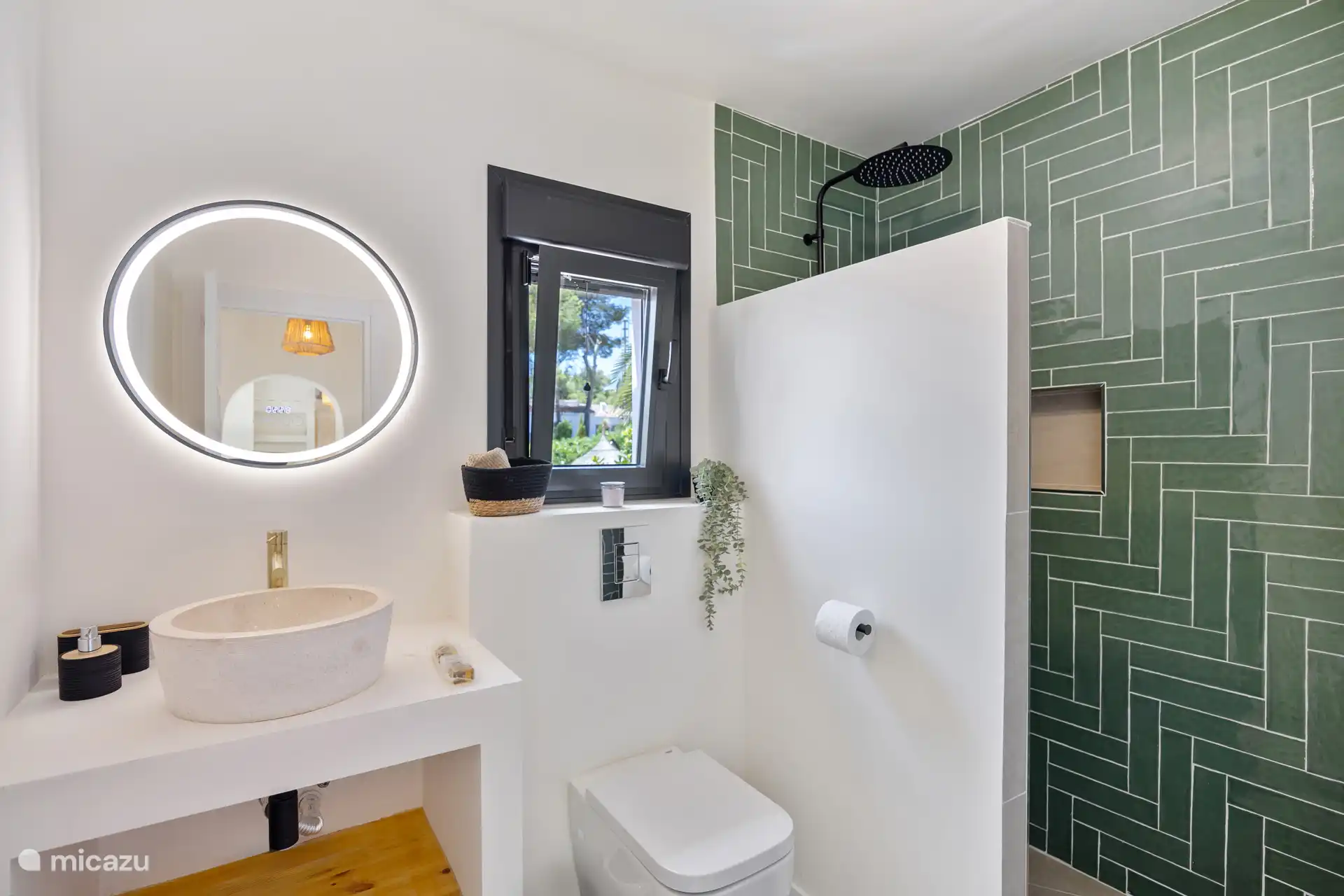 Badezimmer wird mit 1 weiteren Schlafzimmer geteilt