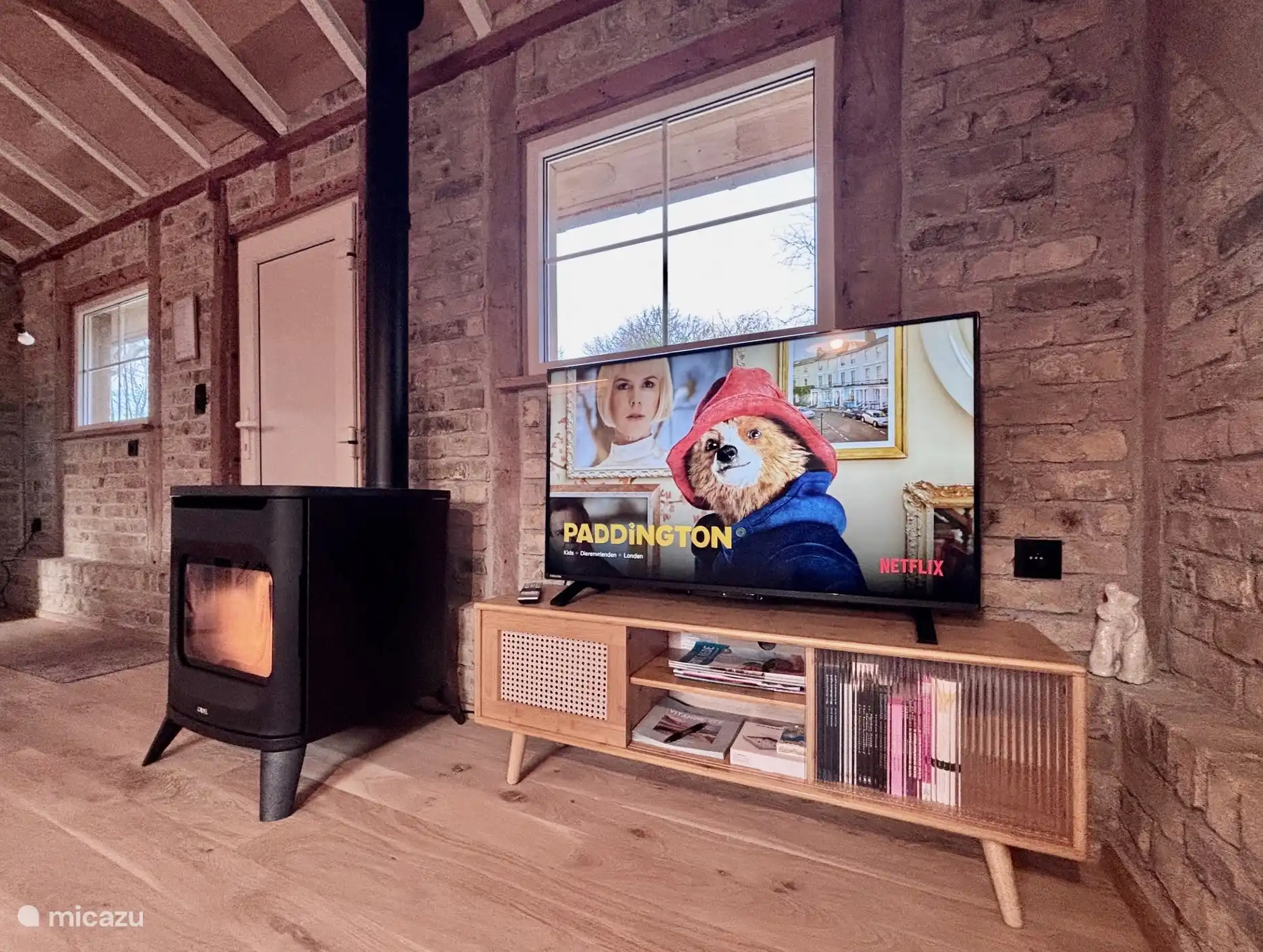 woonkamer met pelletkachel en smart TV