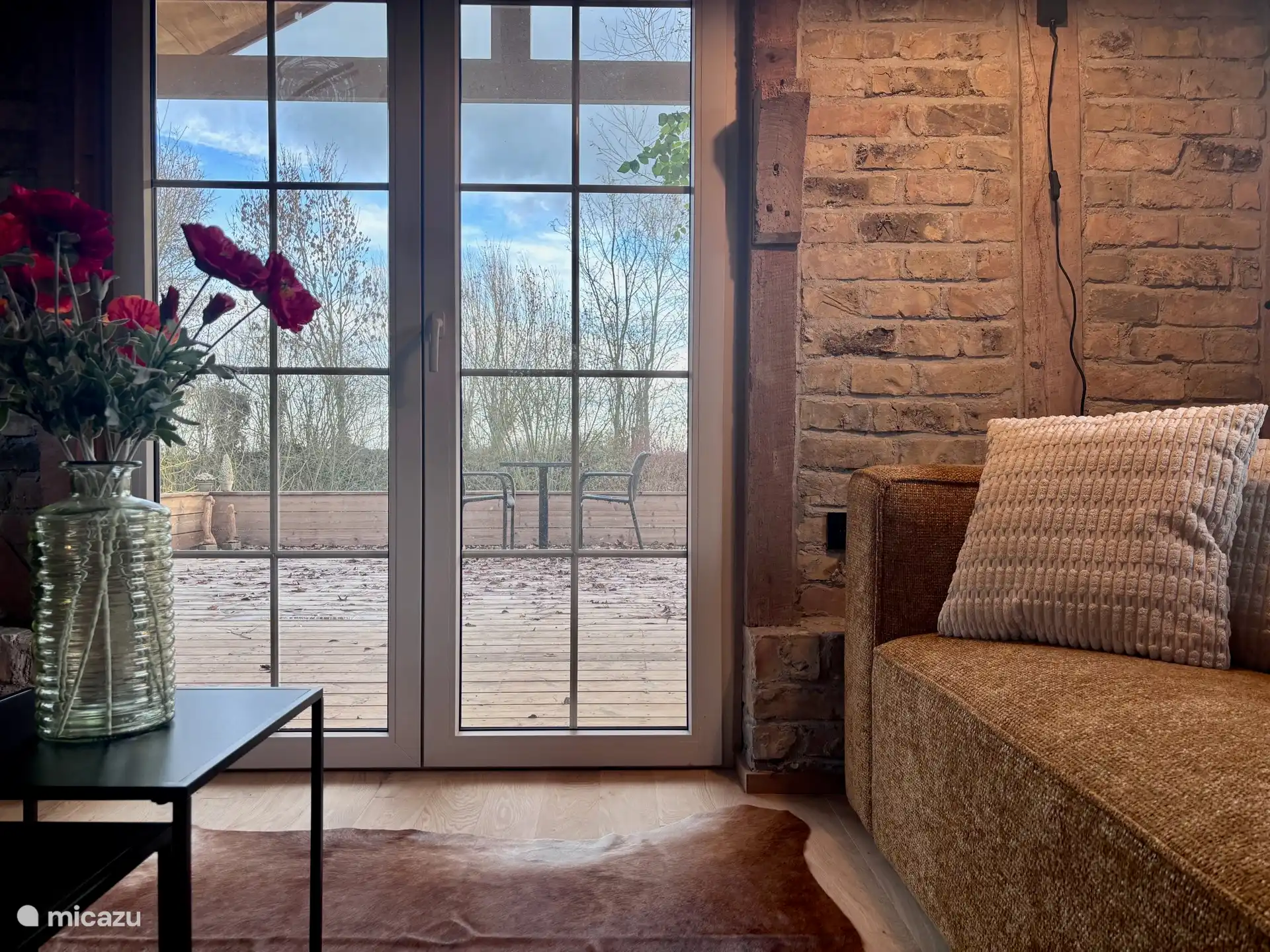 Wohnzimmer mit Blick auf Terrasse und Teich