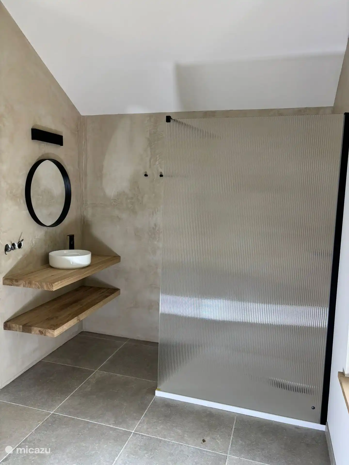 Ensuite badkamer met regendouche