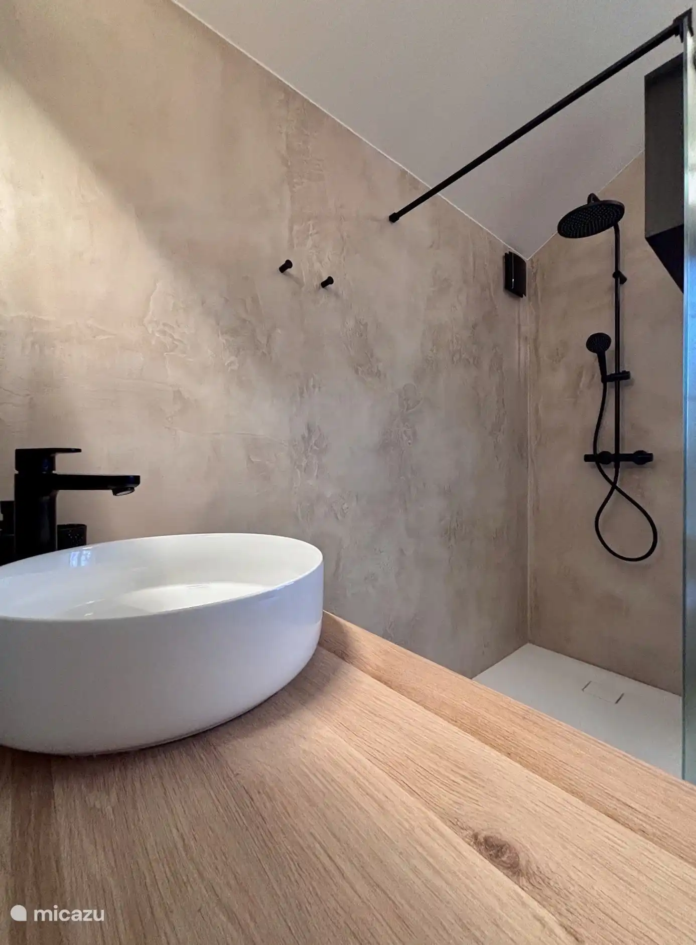 ensuite badkamer met regendouche