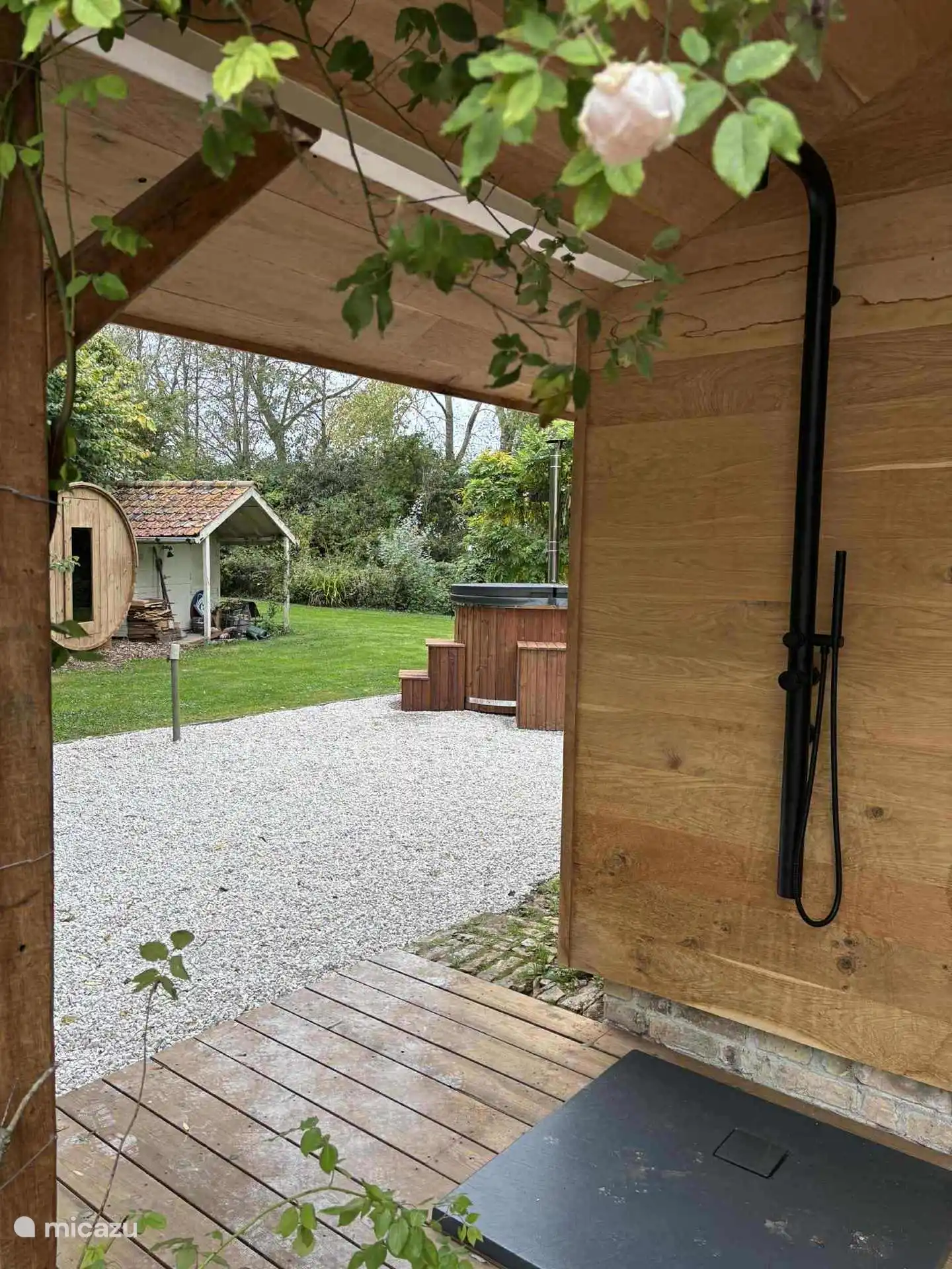 Buitendouche, sauna en hottub