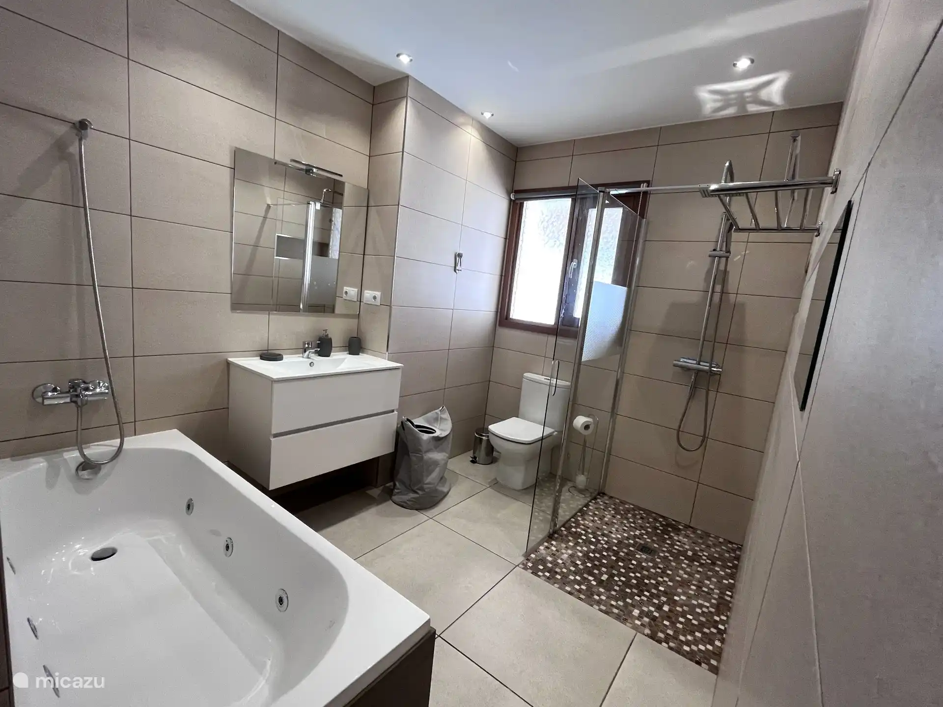 Badkamer 3 met douche en bad