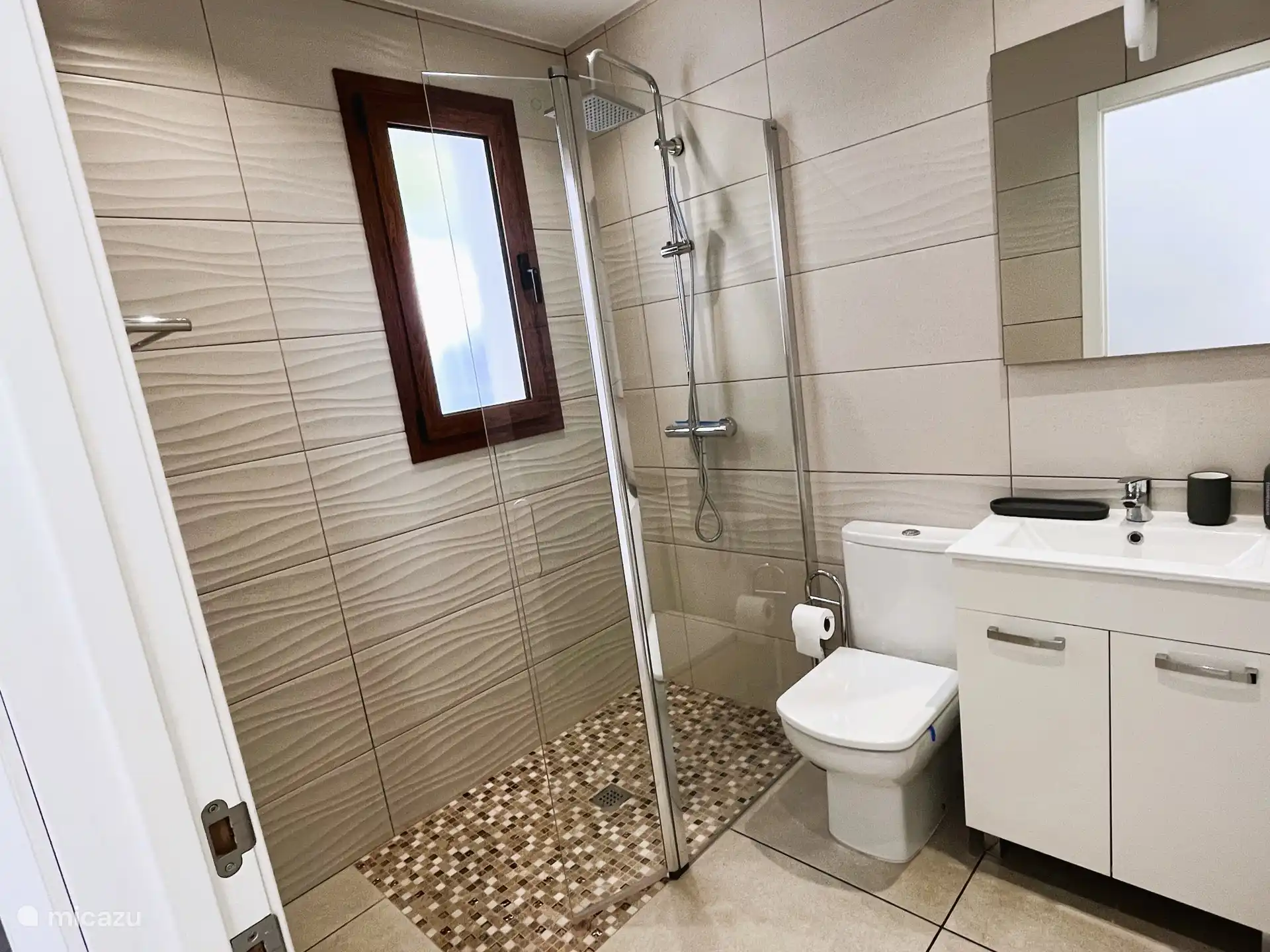 Badkamer met douche 2