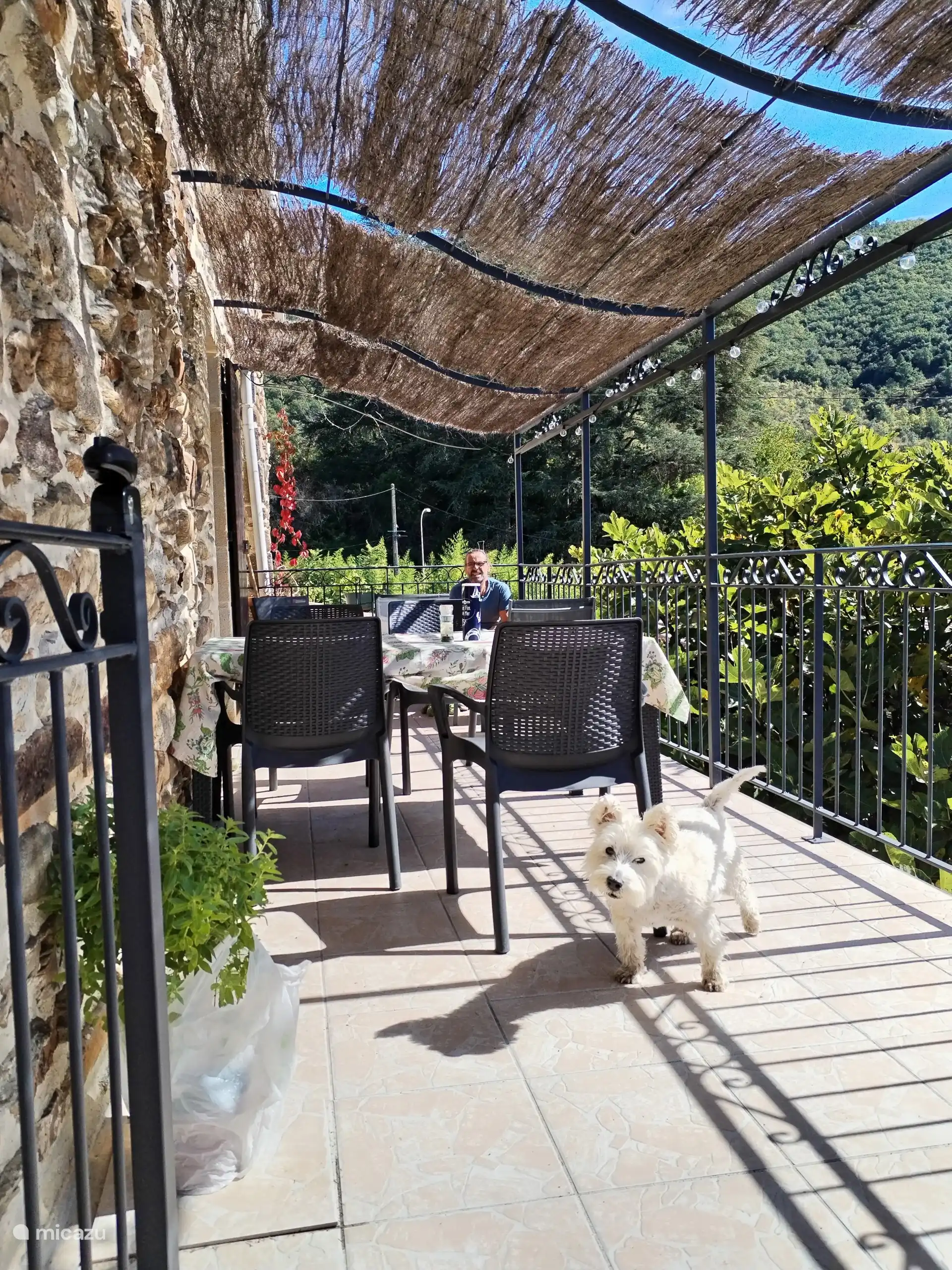 Gastenhotel met een balkon van gasten met spectaculair uitzicht over de vallei. Honden zijn welkom