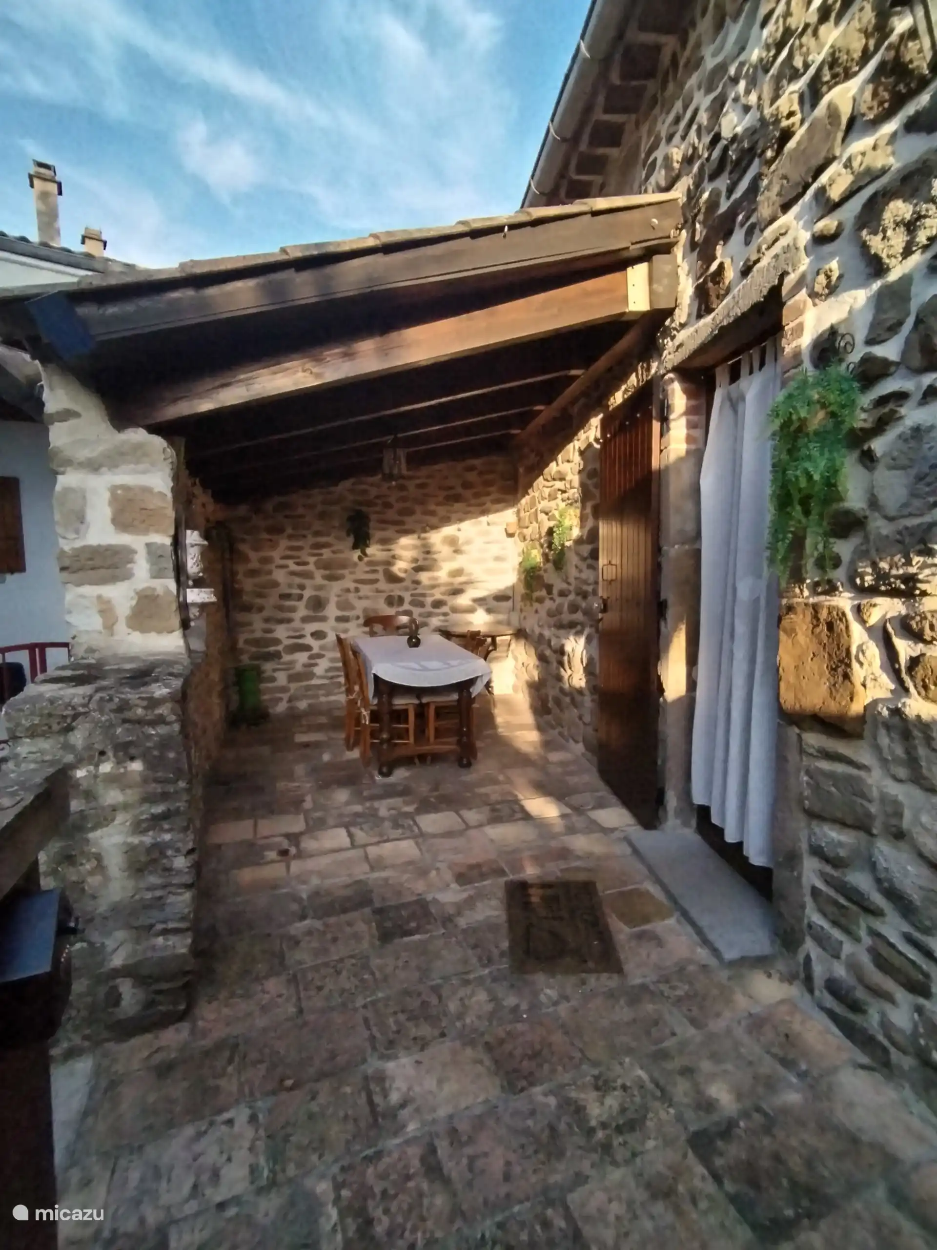 Schaduwrijke eetruimte met BBQ 