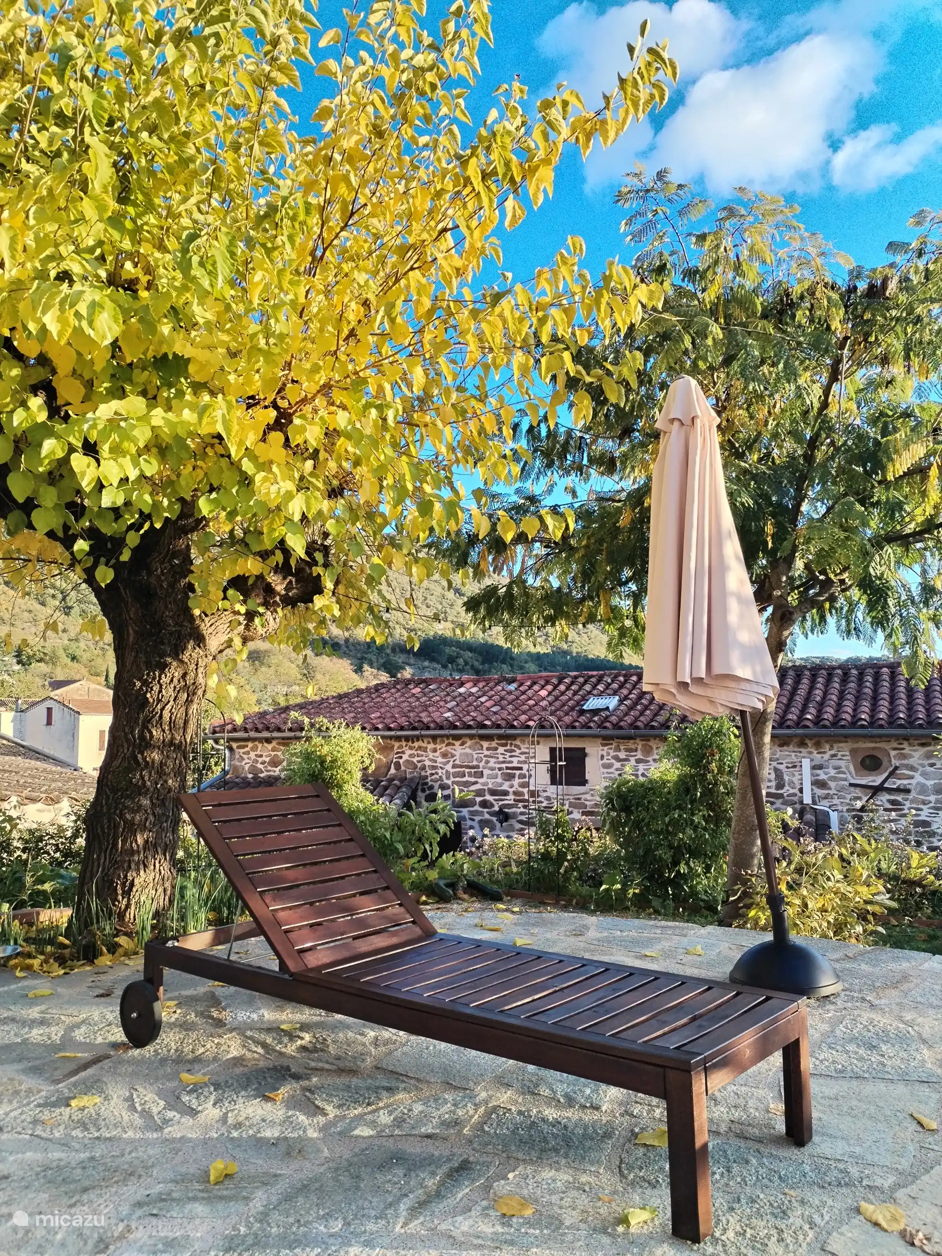 Uitzicht op het gastenhuis bij het zwembad 