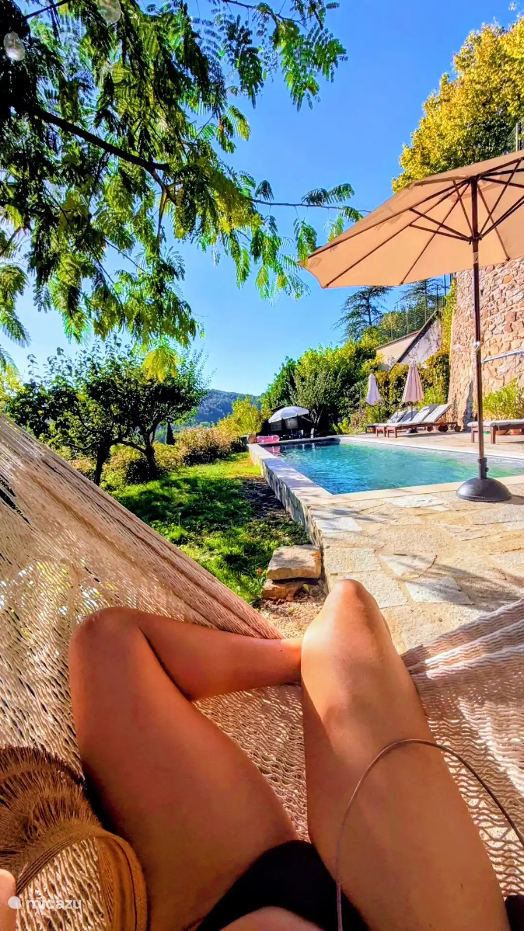 Uitzicht op het zwembad vanuit de hangmat 