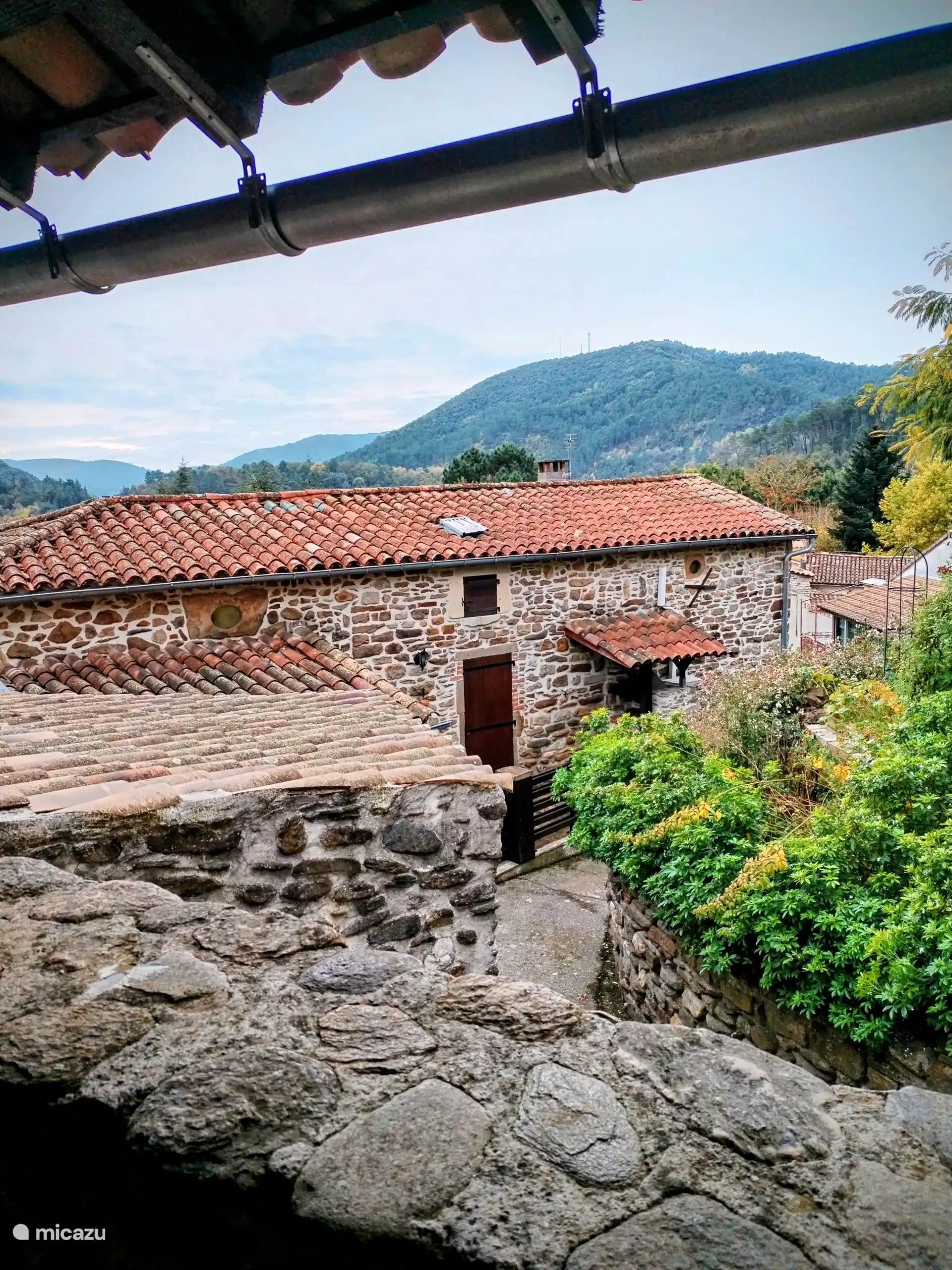 Gastenhuis met twee slaapkamers met zwembad, omheinde tuin en prachtig balkon met uitzicht 