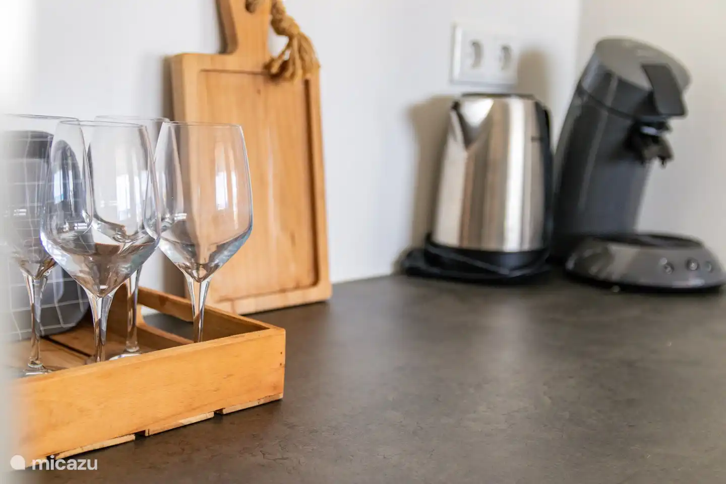 Er is een senseo koffiemachine en een waterkoker aanwezig