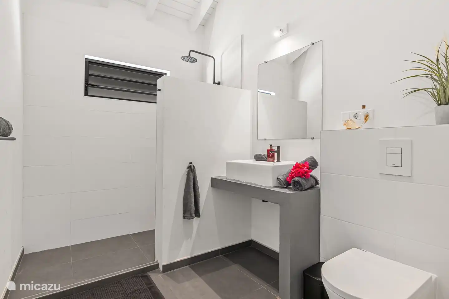 De badkamer met stortdouche