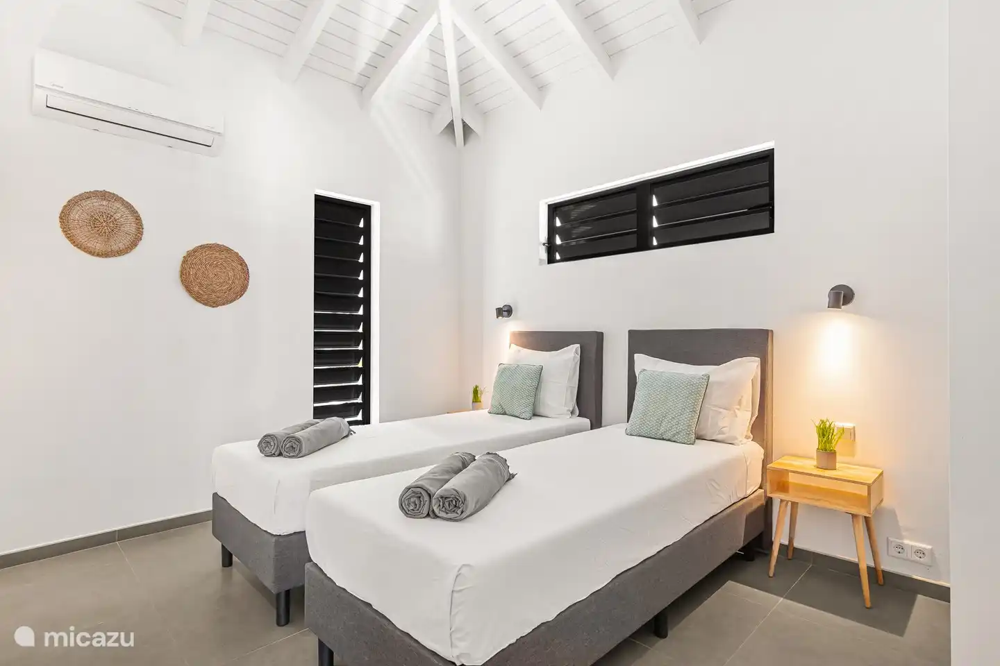 Op aanvraag kunnen wij de bedden in één van de twee slaapkamers opmaken als 2 één-persoonsbedden